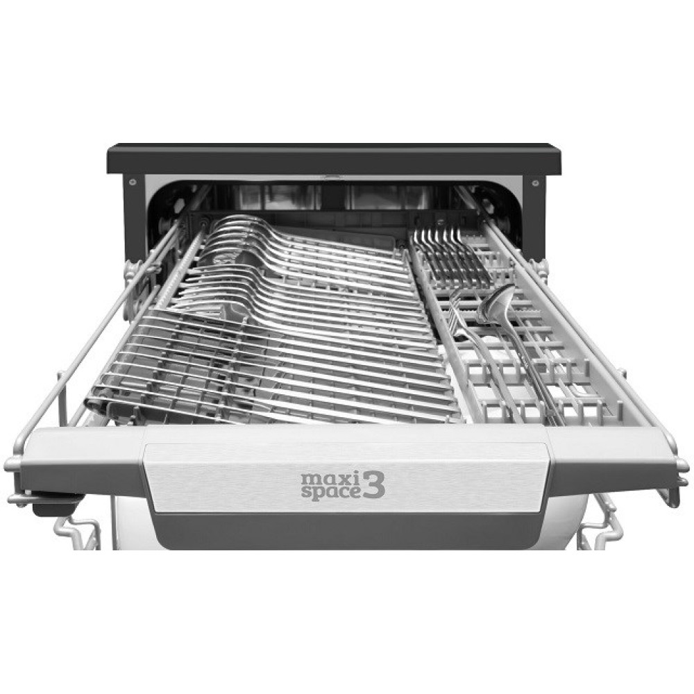 Szuflada zmywarki jest otwarta. Wewnątrz znajduje się wiele przegródek na sztućce wypełnionych widelcami, łyżkami i nożami. Szuflada jest wysunięta.