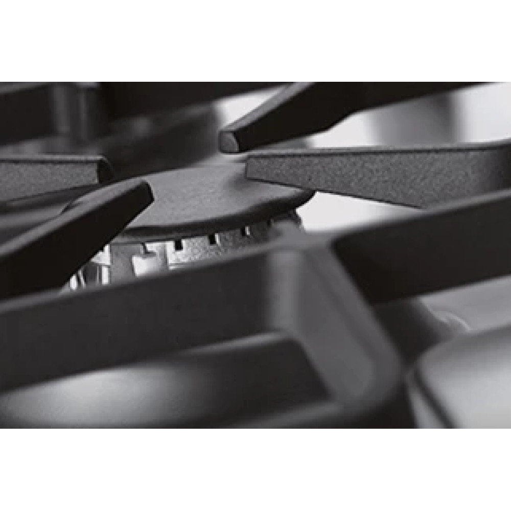 Zbliżenie palnika kuchenki gazowej z czarnymi kratkami i srebrną nasadką palnika. Obraz jest w skali szarości.