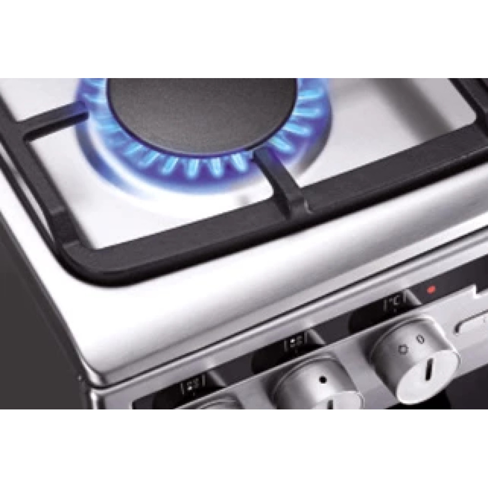 Zbliżenie palnika kuchenki gazowej z niebieskimi płomieniami. Kuchenka jest metalowa z czarnymi kratkami i pokrętłami.