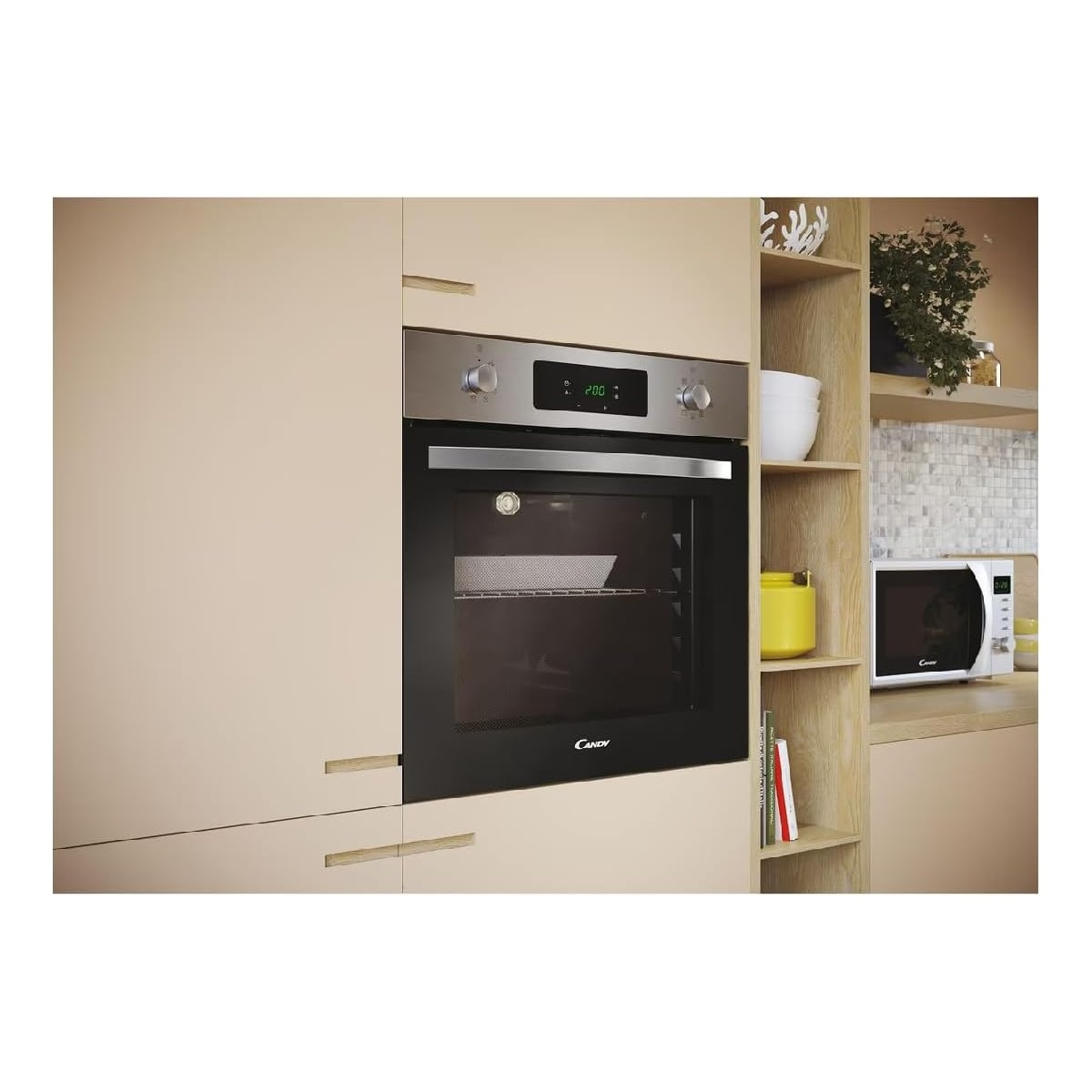 Un forno con porta nera è integrato nei mobili beige chiaro. Un microonde e mensole con decorazioni sono sullo sfondo.