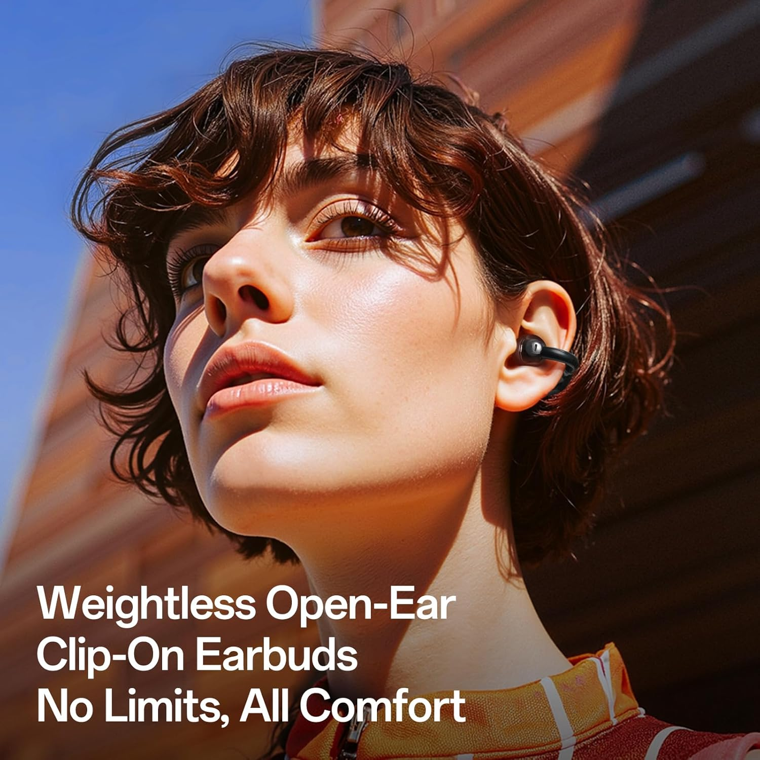 Una donna con i capelli castani indossa un auricolare. Il testo recita: 'Weightless Open-Ear Clip-On Earbuds. No Limits, All Comfort'.