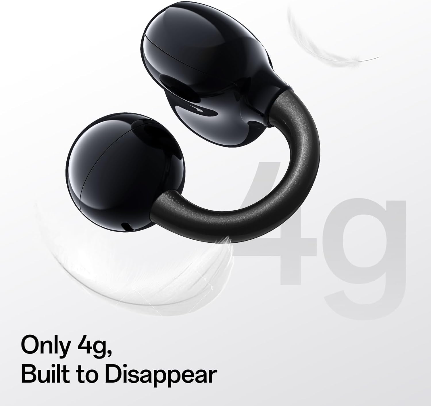 Design astratto nero di auricolari con stelo curvo. Testo: "Only 4g, Built to Disappear". Grafica bianca sbiadita a forma di piuma.