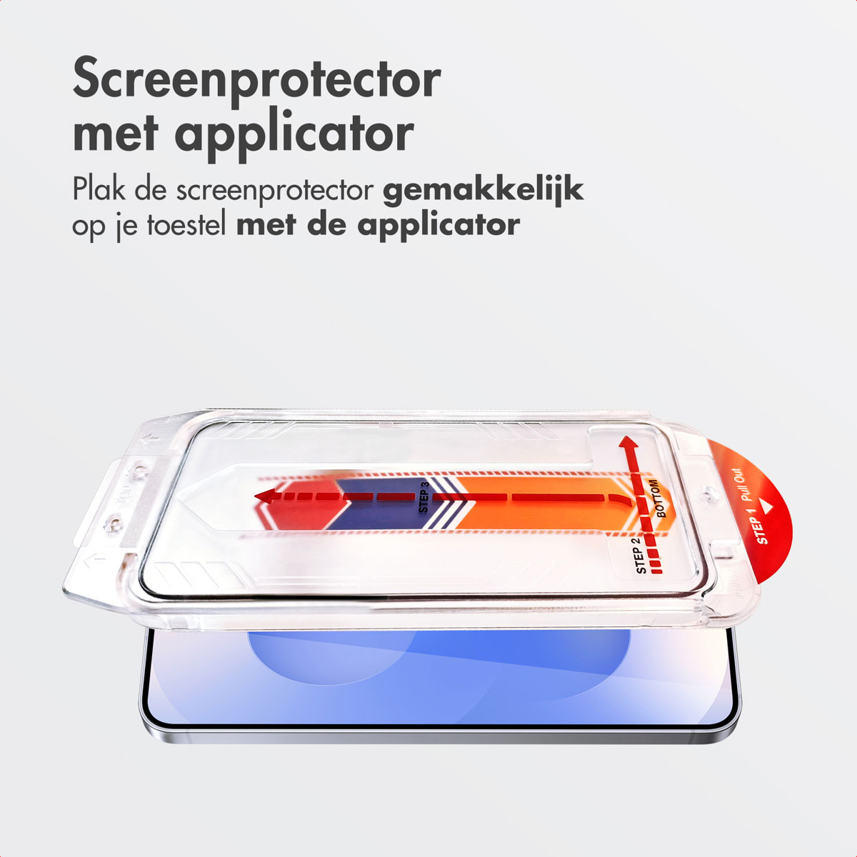 Viene mostrato un kit di protezione dello schermo con un applicatore. Il kit è sopra un telefono. Vengono fornite istruzioni su come applicare la protezione.