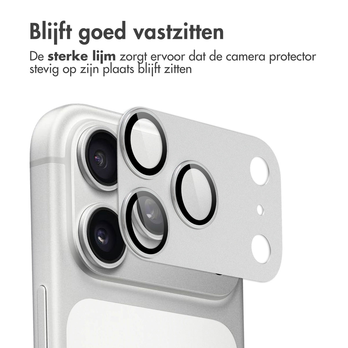 Een telefoon met camerabeschermers. De beschermer is zilverkleurig en heeft cirkelvormige gaten voor de camera's. Tekst hierboven zegt 'Blijft op zijn plaats'.