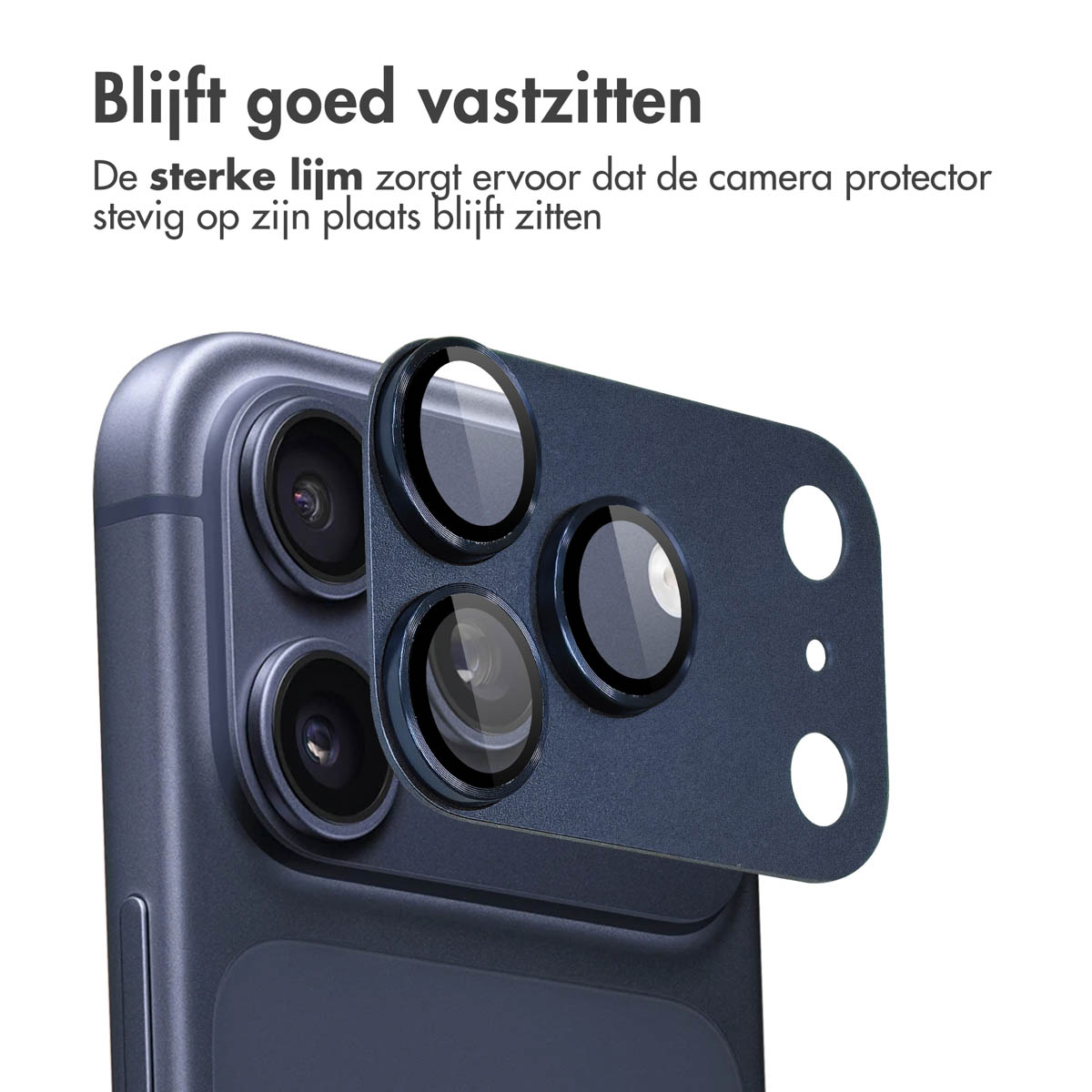 Een telefoon met een camera beschermer. De beschermer is donkerblauw met heldere cirkels voor de lenzen. De telefoon is donkerblauw.