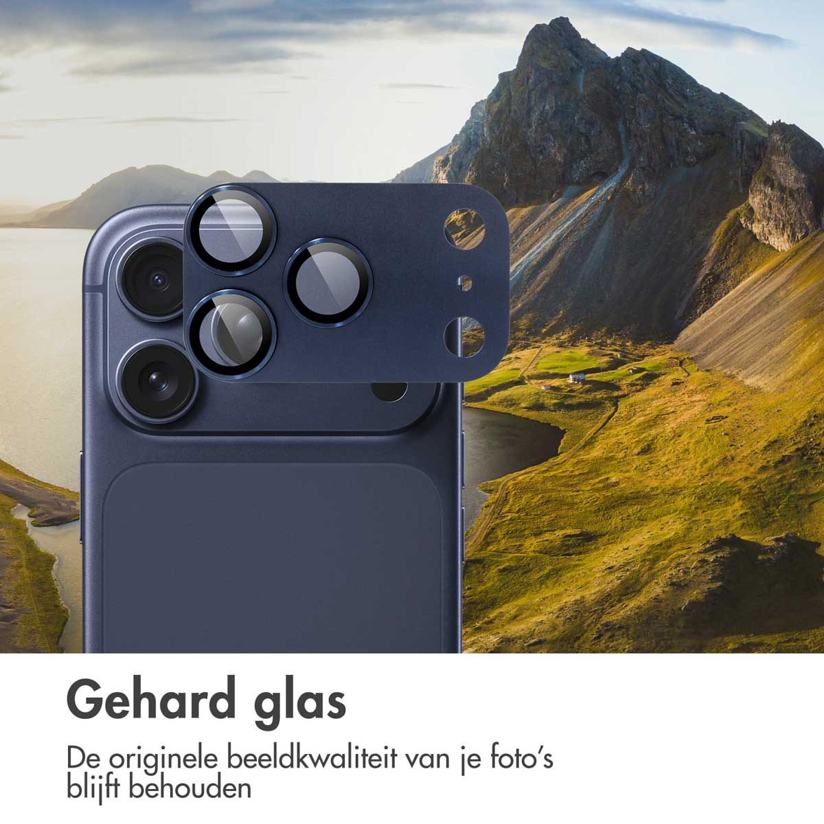 Een donkerblauwe telefoon met beschermglas over de cameralenzen. Een schilderachtige achtergrond met bergen en een meer.