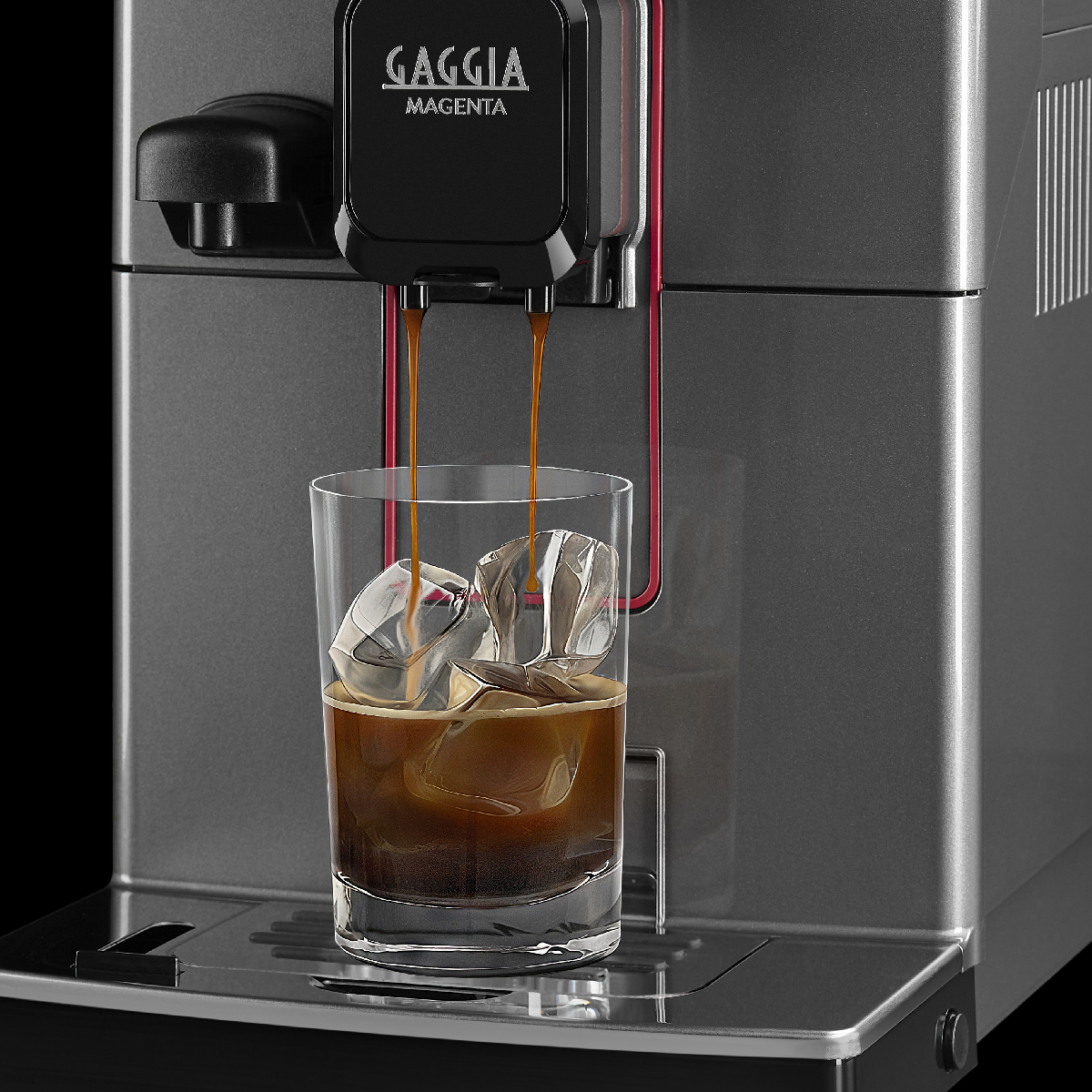 Il caffè scorre in un bicchiere con cubetti di ghiaccio. Sullo sfondo una macchina da caffè con il logo Gaggia Magenta.