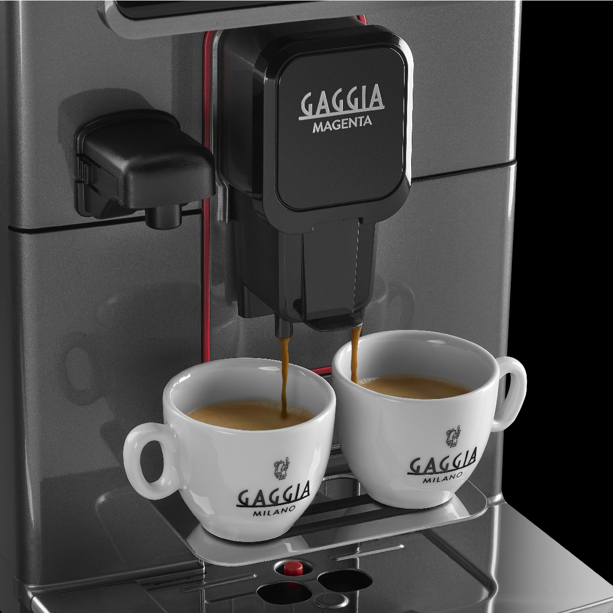 Una macchina da caffè eroga caffè in due tazze bianche. Le tazze hanno manici e il logo Gaggia Milano. La macchina è nera e grigia.