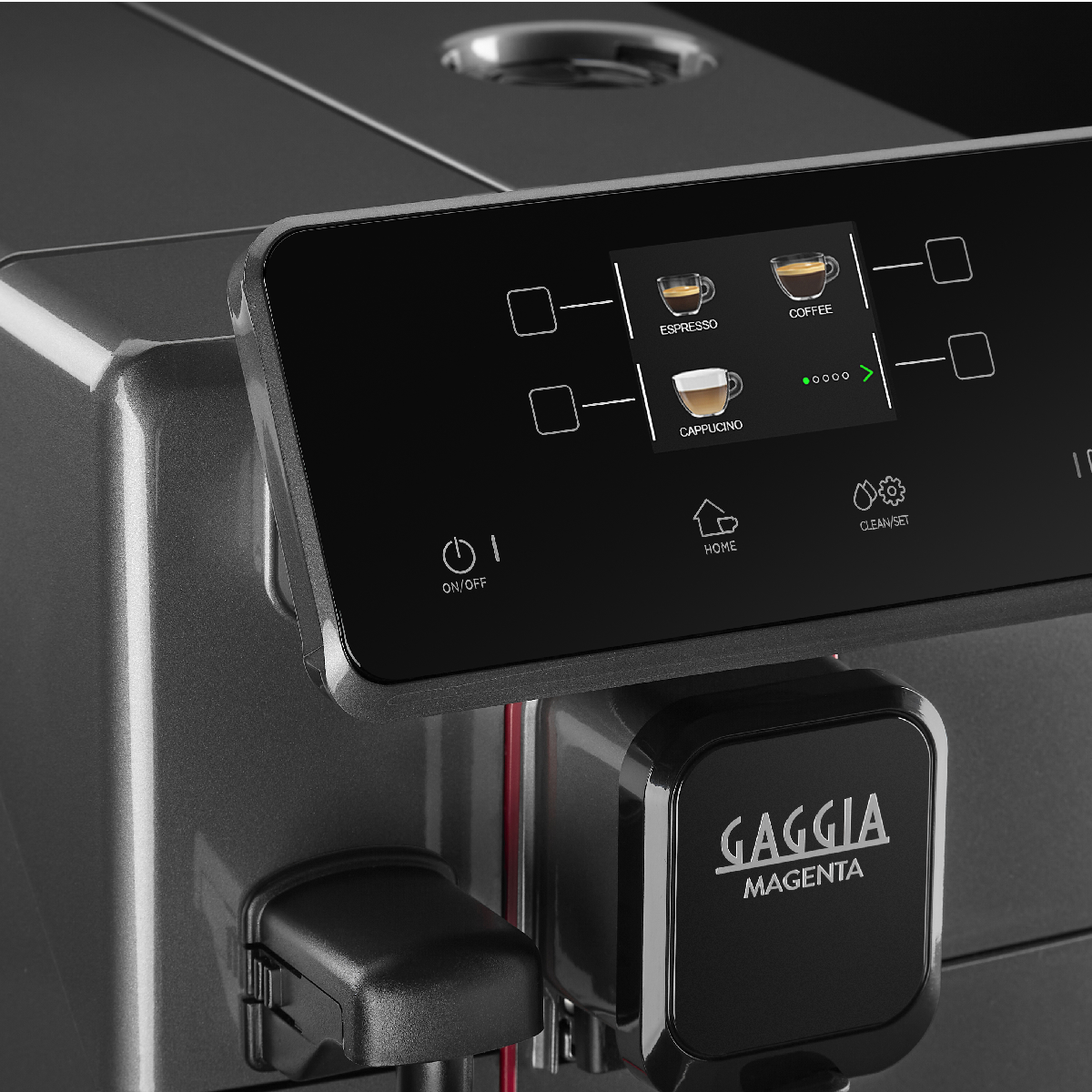 Primo piano di una macchina da caffè Gaggia Magenta con touchscreen che mostra le opzioni di caffè. La macchina è nera e grigia.