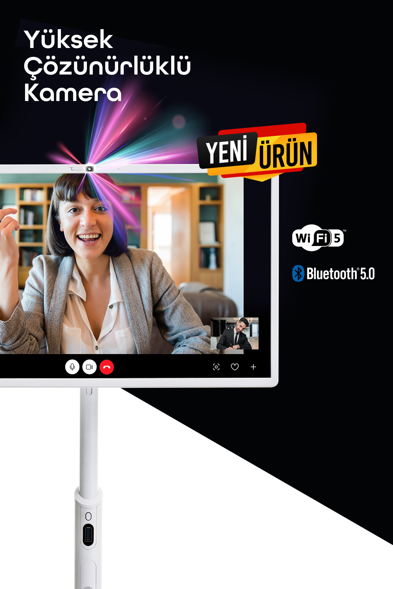 Bir kadın, yeni bir ürün ekranında görüntülü görüşme yaparken gülümsüyor. Wi-Fi 5 ve Bluetooth 5.0'a sahip. Yüksek çözünürlüklü bir kamera.