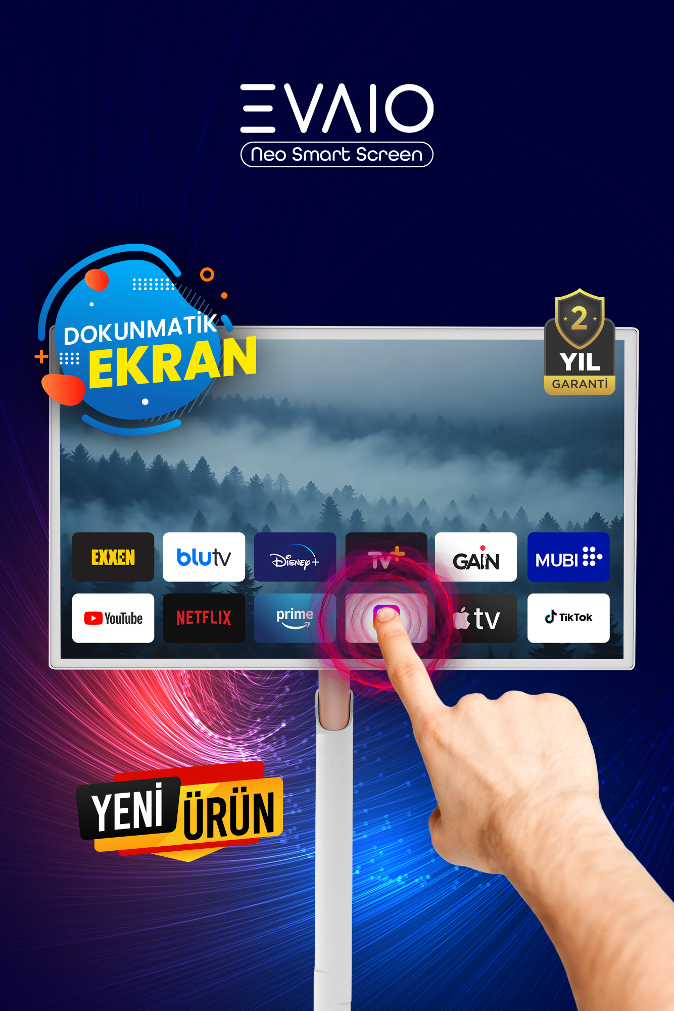 Bir el, uygulama simgeleri gösteren bir akıllı TV ekranına dokunuyor. Ekran, doğa sahnesi gösteriyor. Yeni ürün etiketi altta.