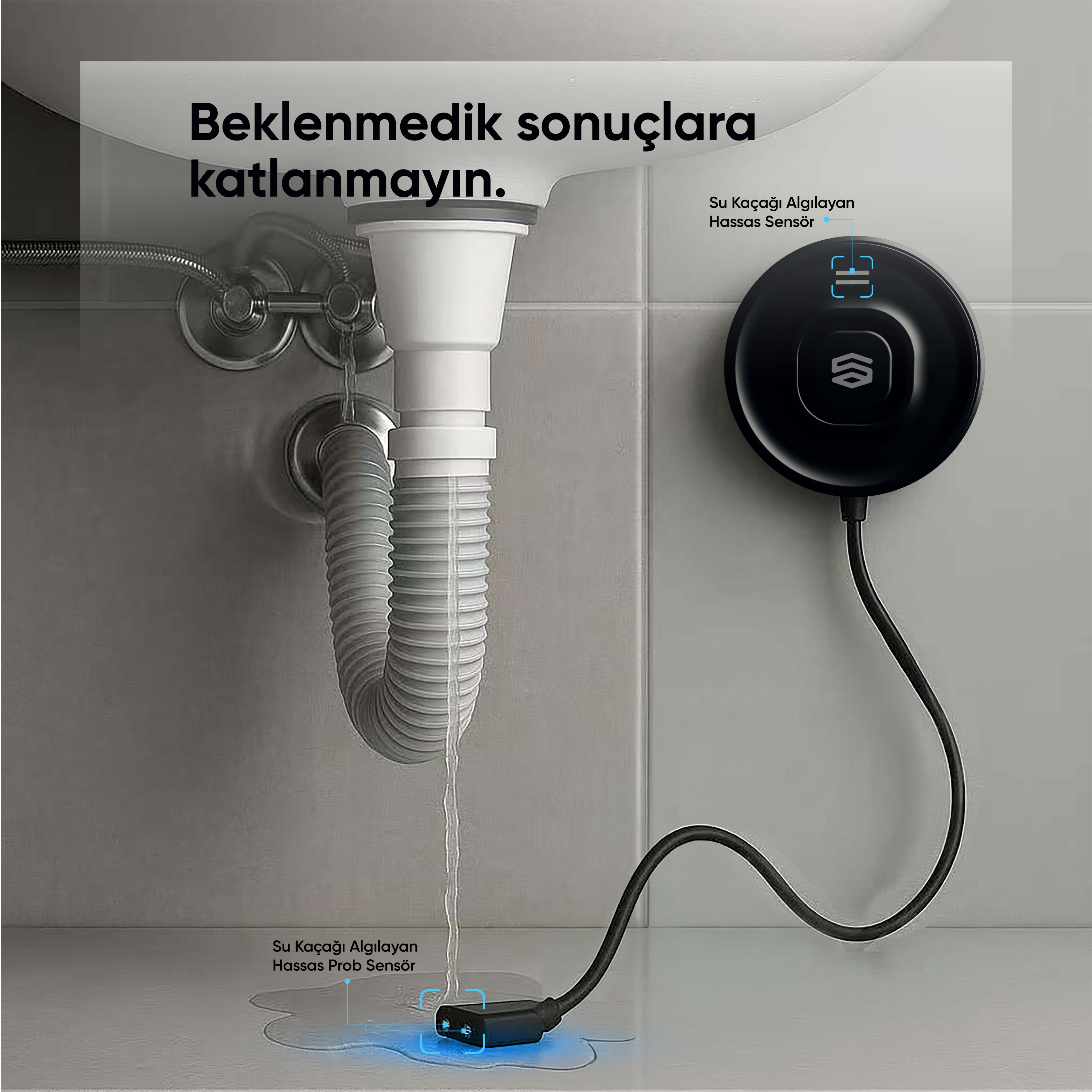 Sızdıran bir tahliye borusu ve bir su sensörü olan bir lavabo. Sağda siyah sensör, altta mavi sensör.