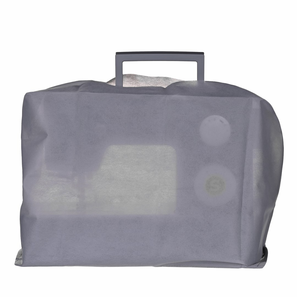 Maszyna do szycia przykryta jasnoszarą osłoną ochronną. Uchwyt jest widoczny na górze. Dwa białe przyciski znajdują się po prawej stronie.