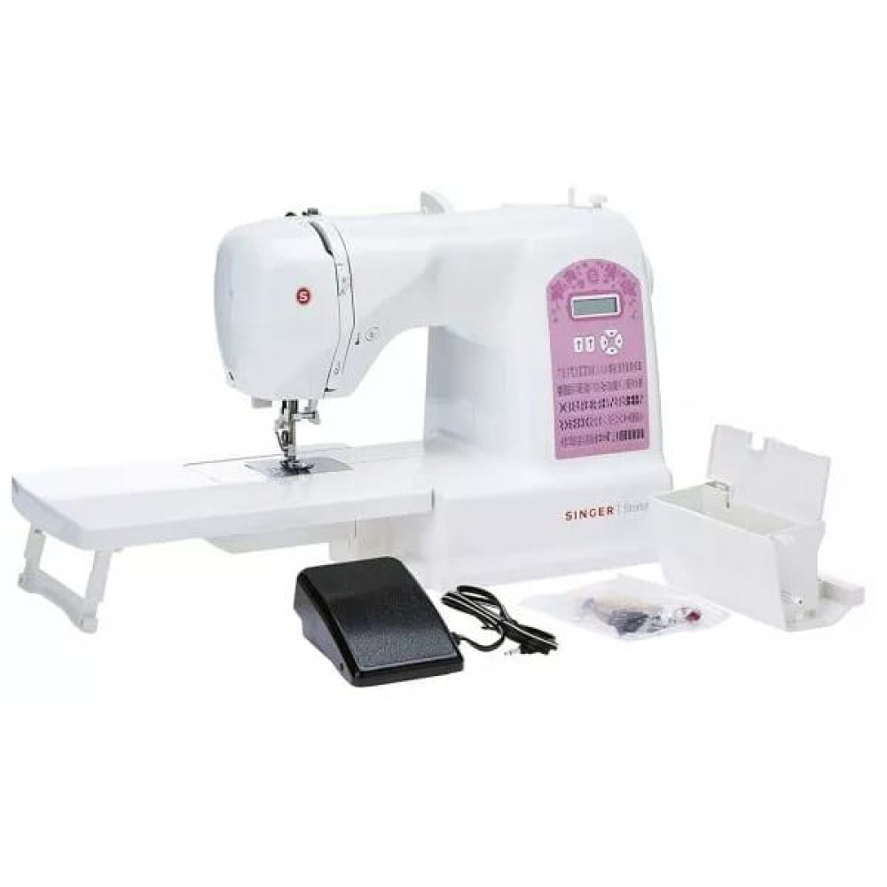 Eine weiße Singer-Nähmaschine mit Zubehör. Enthält ein Fußpedal, eine Aufbewahrungsbox und verschiedene Werkzeuge, alles auf einer weißen Oberfläche.