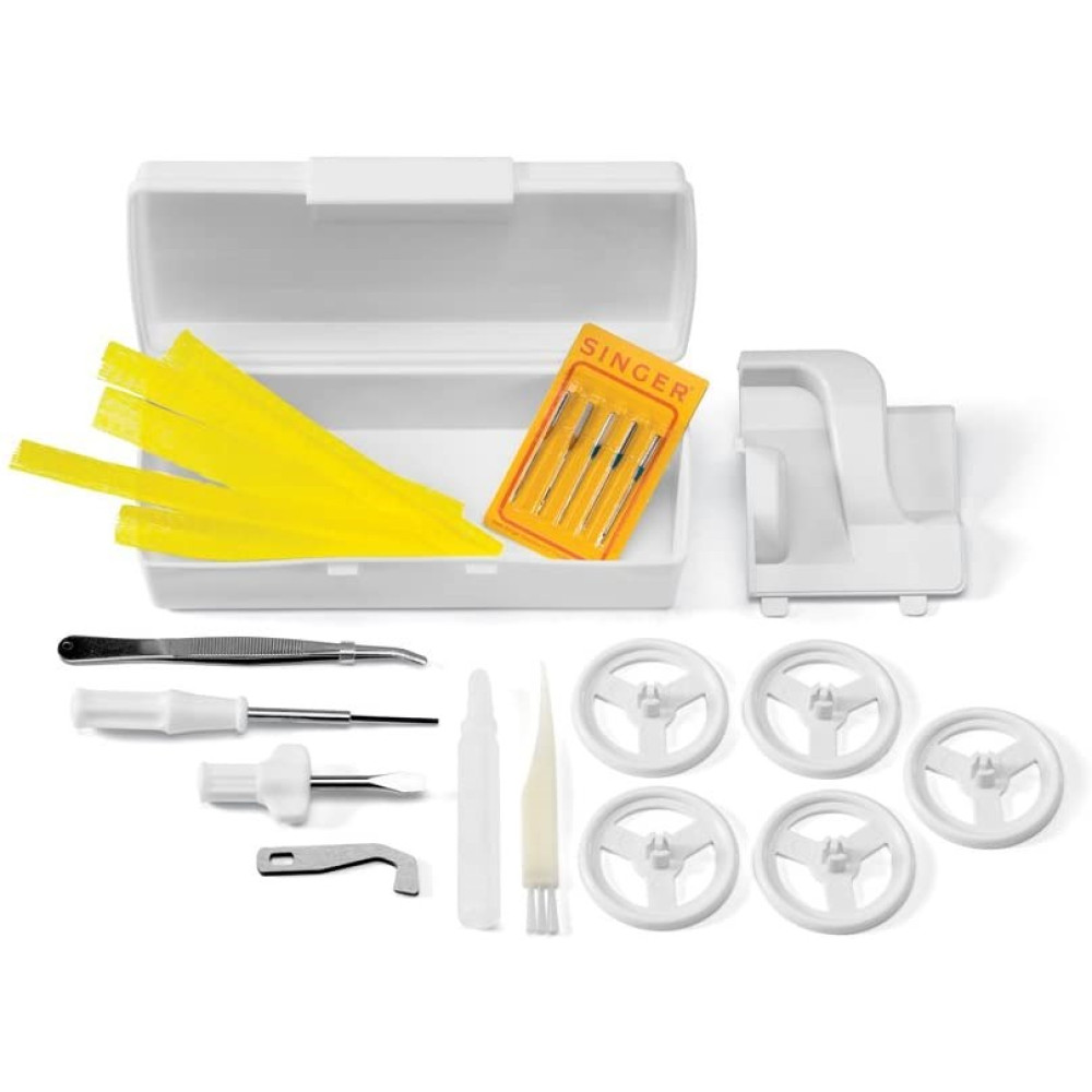 Zestaw do szycia z żółtymi igłami, igłami Singer, małymi narzędziami i białymi kołami. Wszystko na białej powierzchni.
