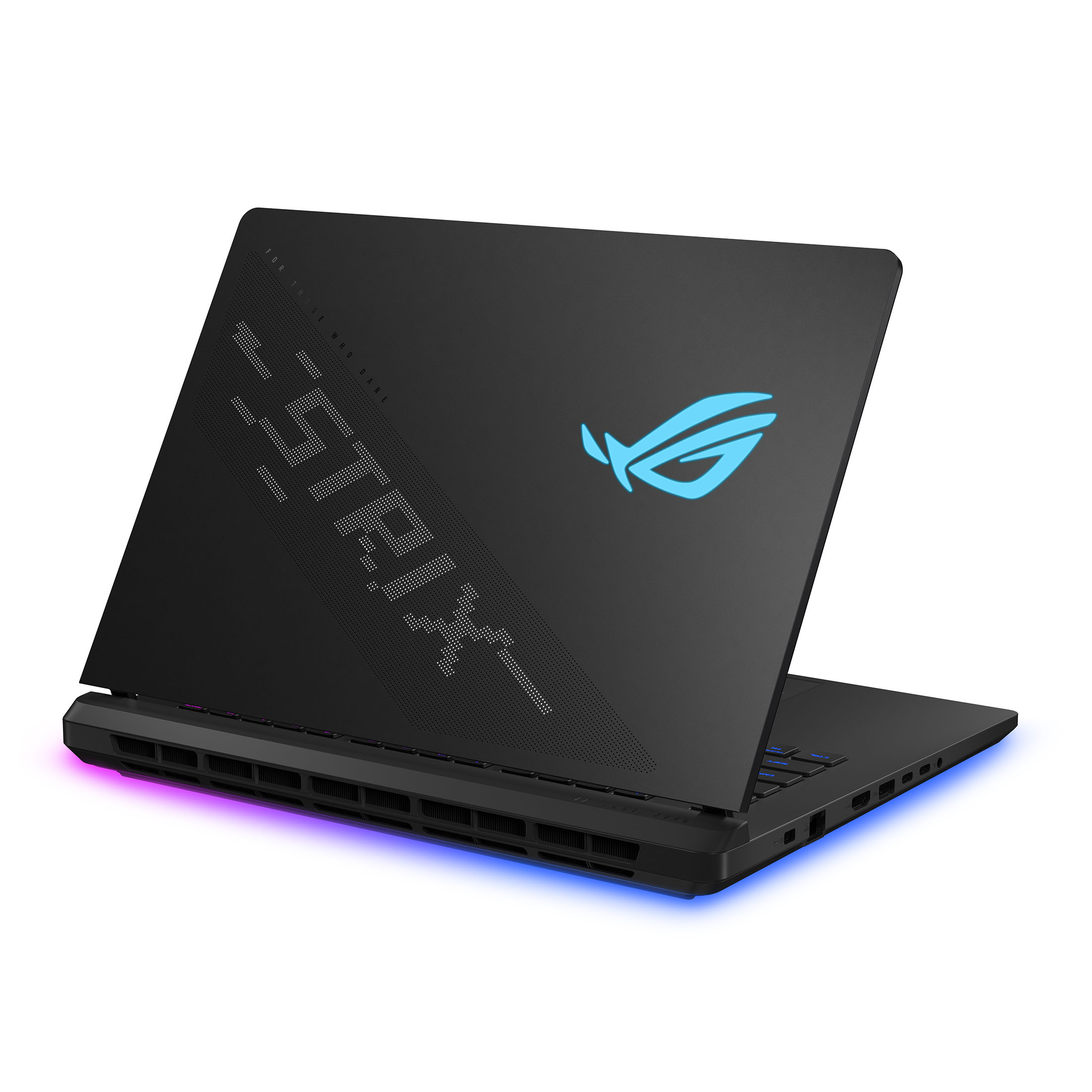 Schwarzer Laptop mit blauem Logo, geöffnet auf weißem Hintergrund. Die Rückseite hat ein Muster und das Wort STRIX.