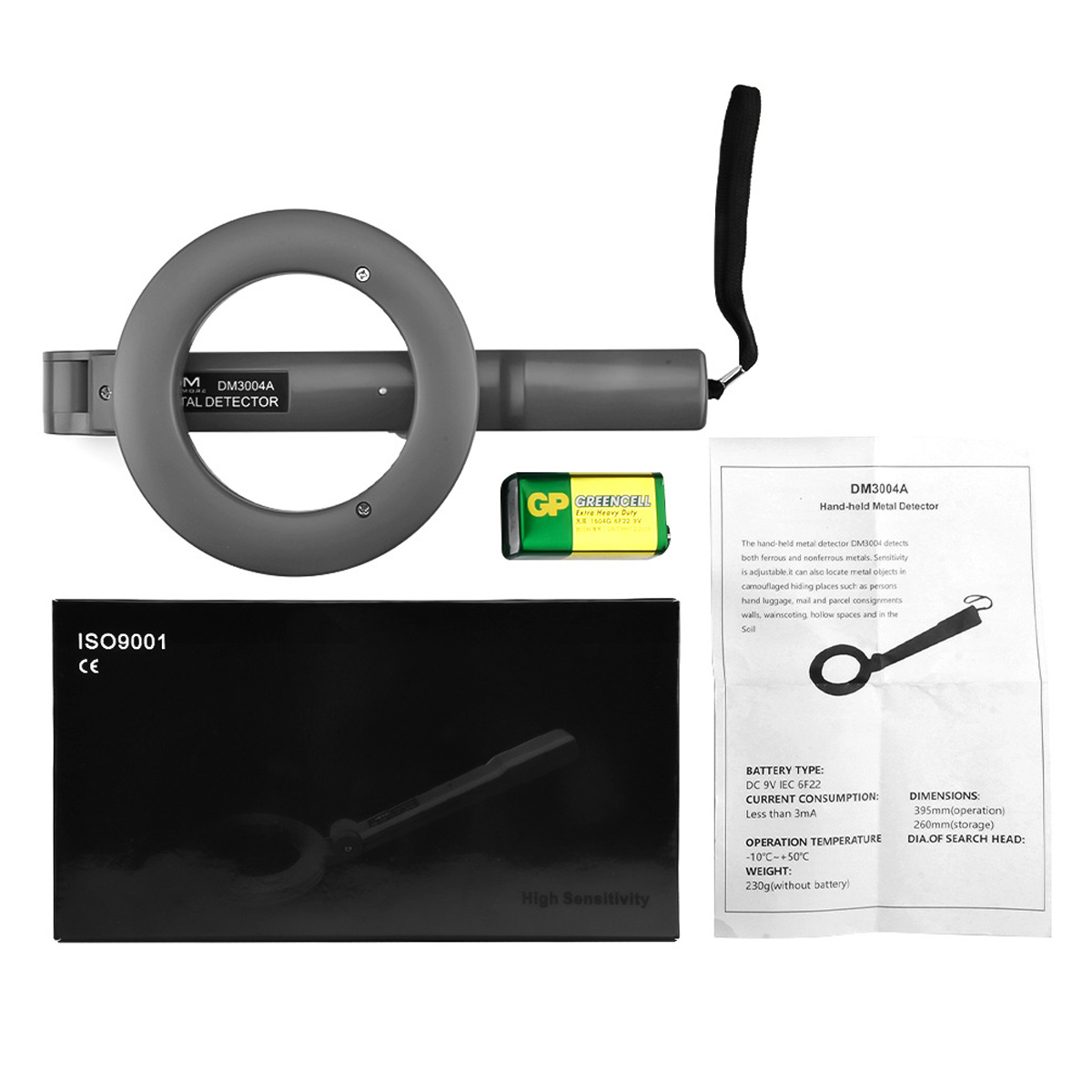 Ein Metalldetektor mit Griff, Batterie und Produktinformationsblatt. Der Detektor ist grau.