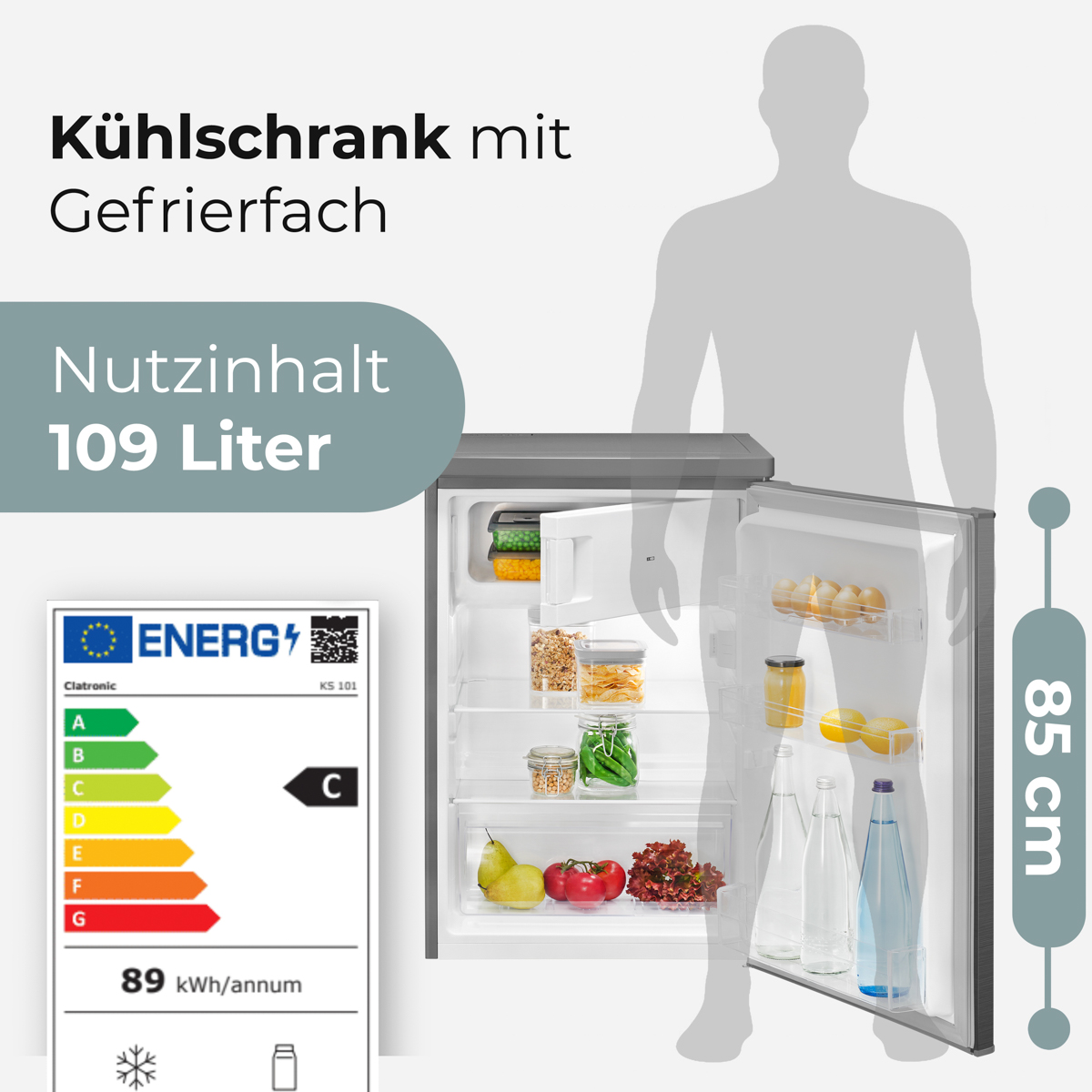 Ein Kühlschrank ist geöffnet und zeigt Regale mit Lebensmitteln. Auf der linken Seite befindet sich ein Energielabel. Eine Person Silhouette ist neben dem Kühlschrank.