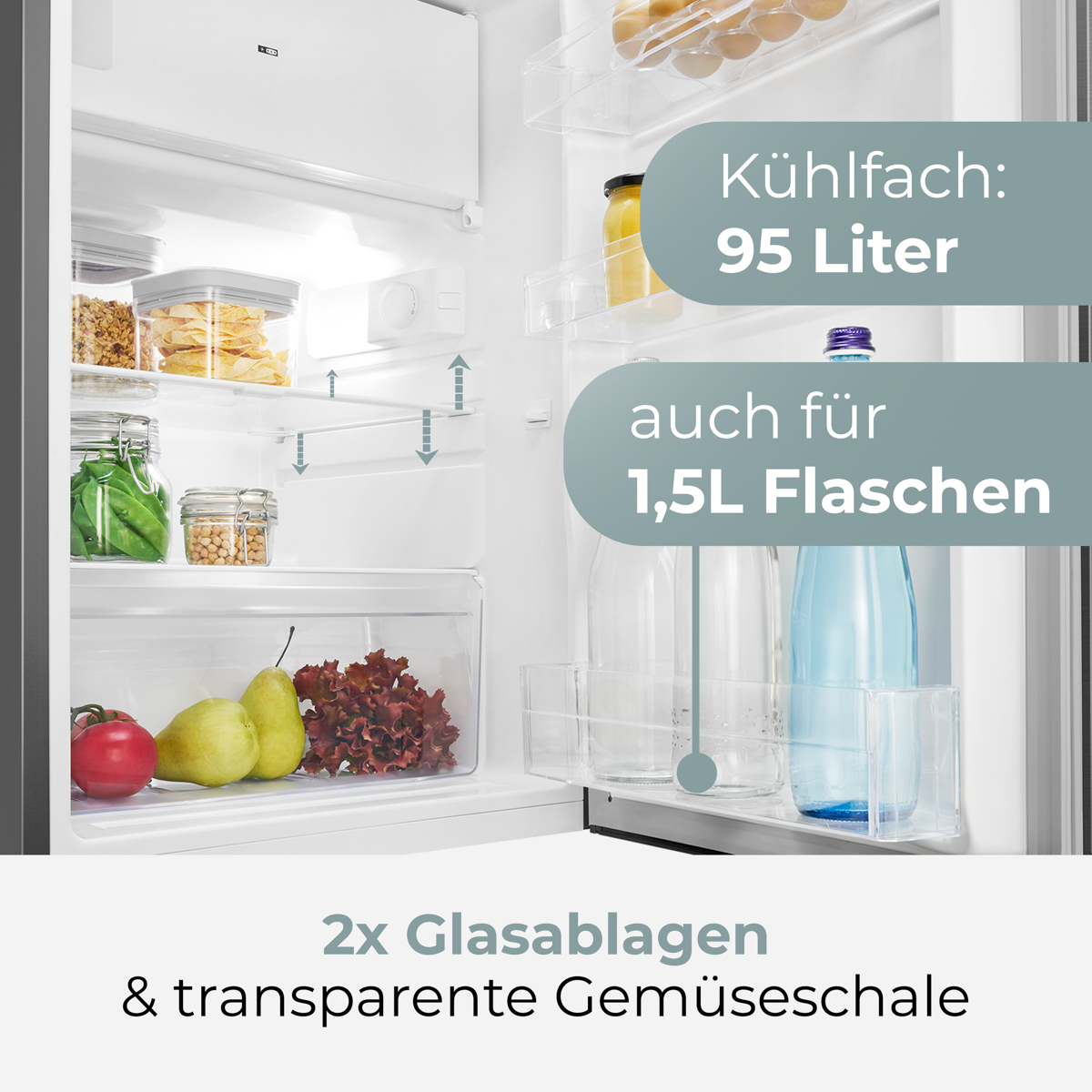 Offener Kühlschrank mit Lebensmitteln. Enthält Gemüse, Gläser, Flaschen und transparente Regale. Text: 95L, für 1,5L Flaschen.