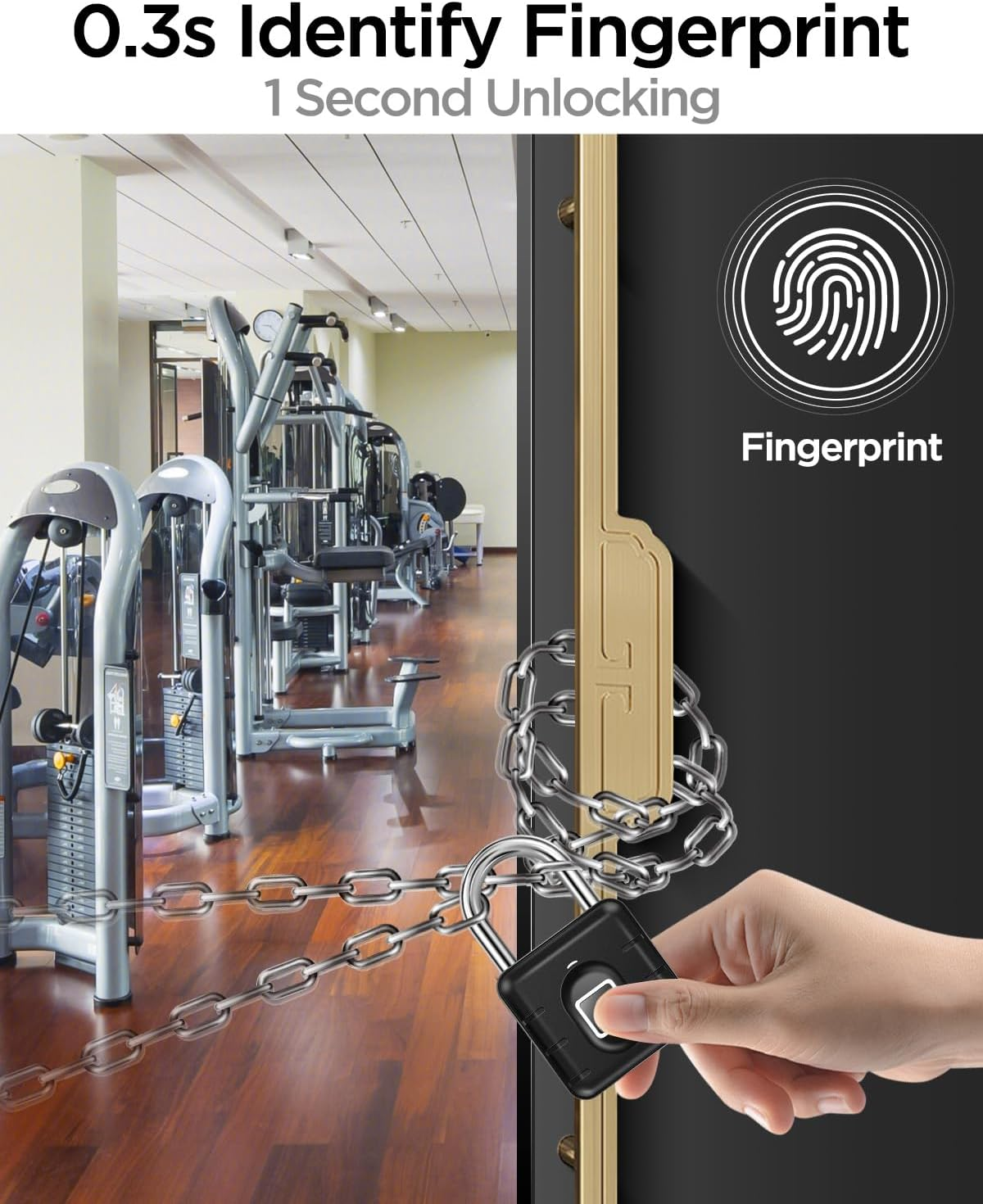 Eine Hand entsperrt ein Vorhängeschloss mit Fingerabdrucksensor. Eine Kette sichert eine Tür. Im Hintergrund sind Fitnessgeräte zu sehen.