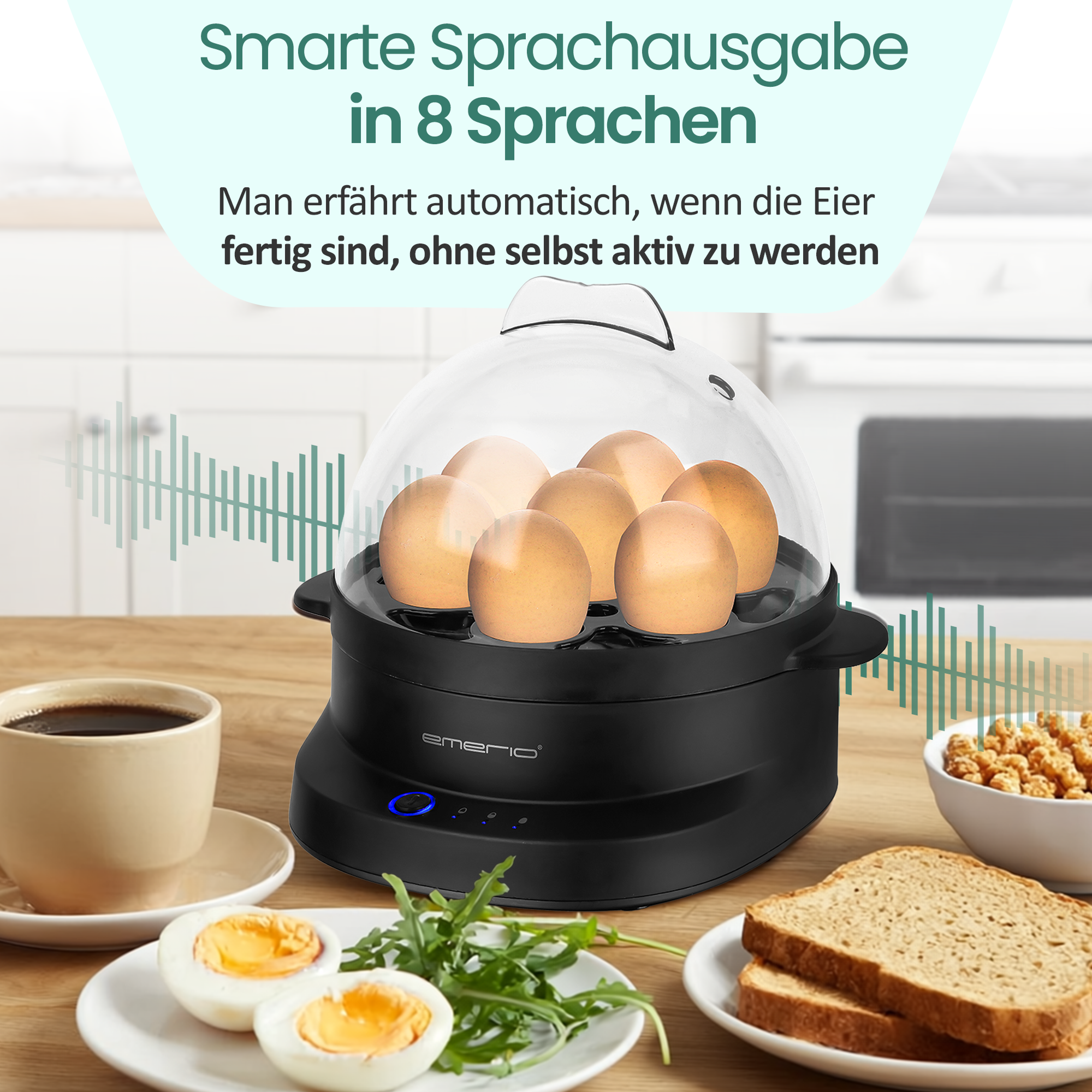 Eierkocher mit Eiern, Kaffee, Toast und einem Teller mit geschnittenen Eiern auf einem Holztisch.