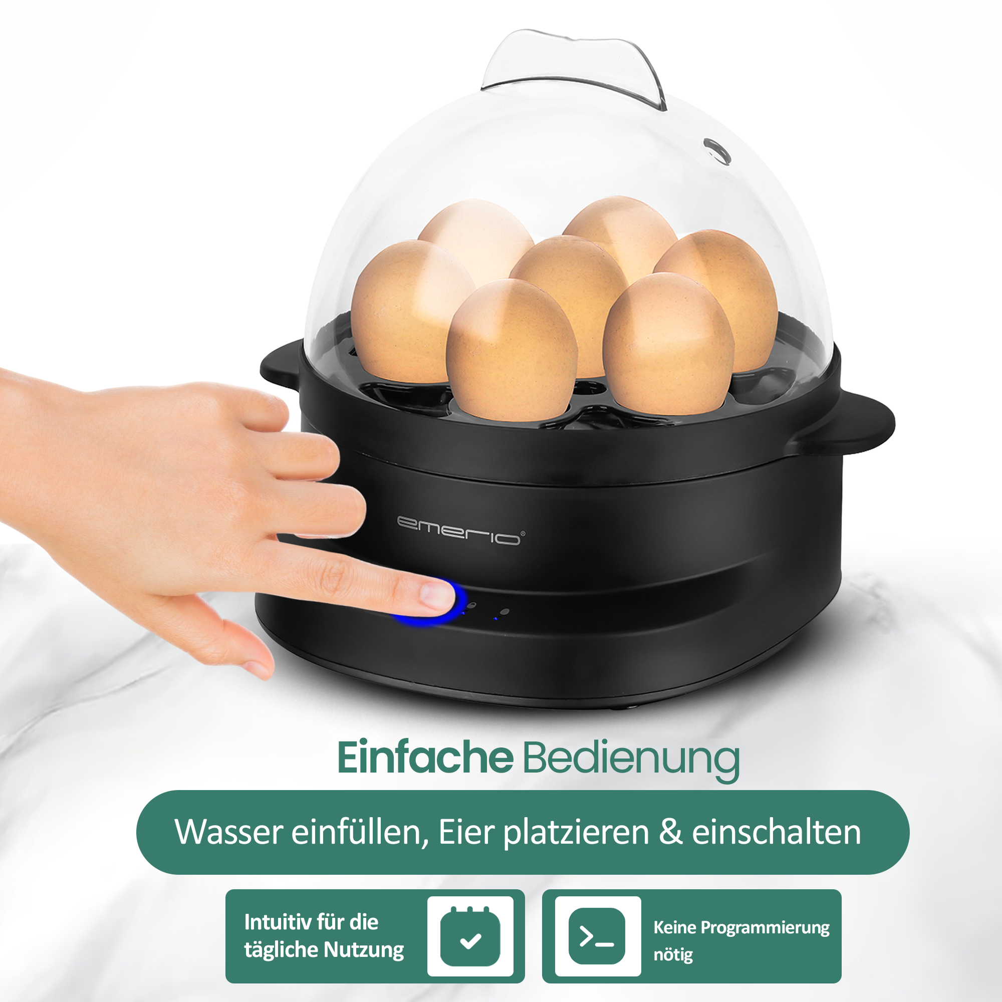 Ein Eierkocher mit Eiern im Inneren. Eine Hand drückt die Einschalttaste. Text: Einfache Bedienung, Wasser einfüllen, Eier einlegen & einschalten.