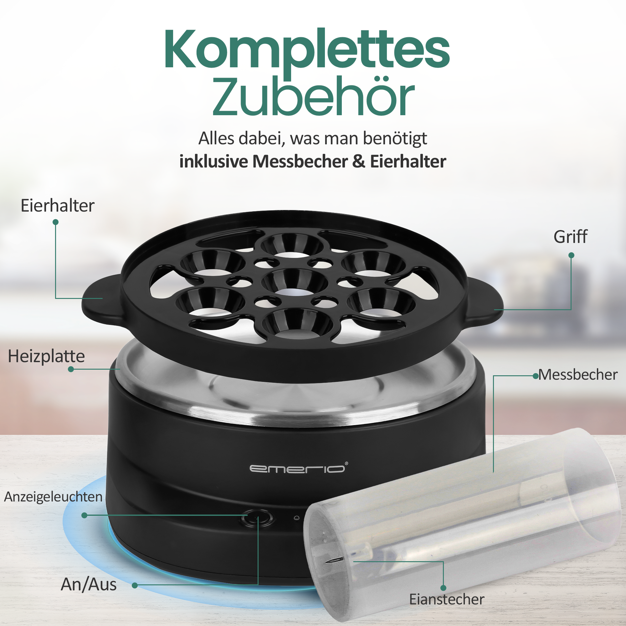Ein Eierkocher mit Zubehör wird gezeigt. Er hat einen schwarzen Sockel und eine silberne Heizplatte. Ein Messbecher ist ebenfalls sichtbar.