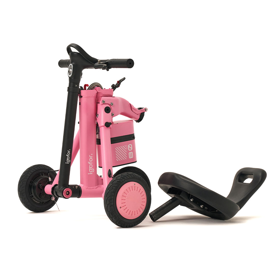Sökülebilir siyah bir koltuğu olan pembe ve siyah katlanabilir bir scooter. Scooter'ın üç tekerleği var ve beyaz bir arka planda.