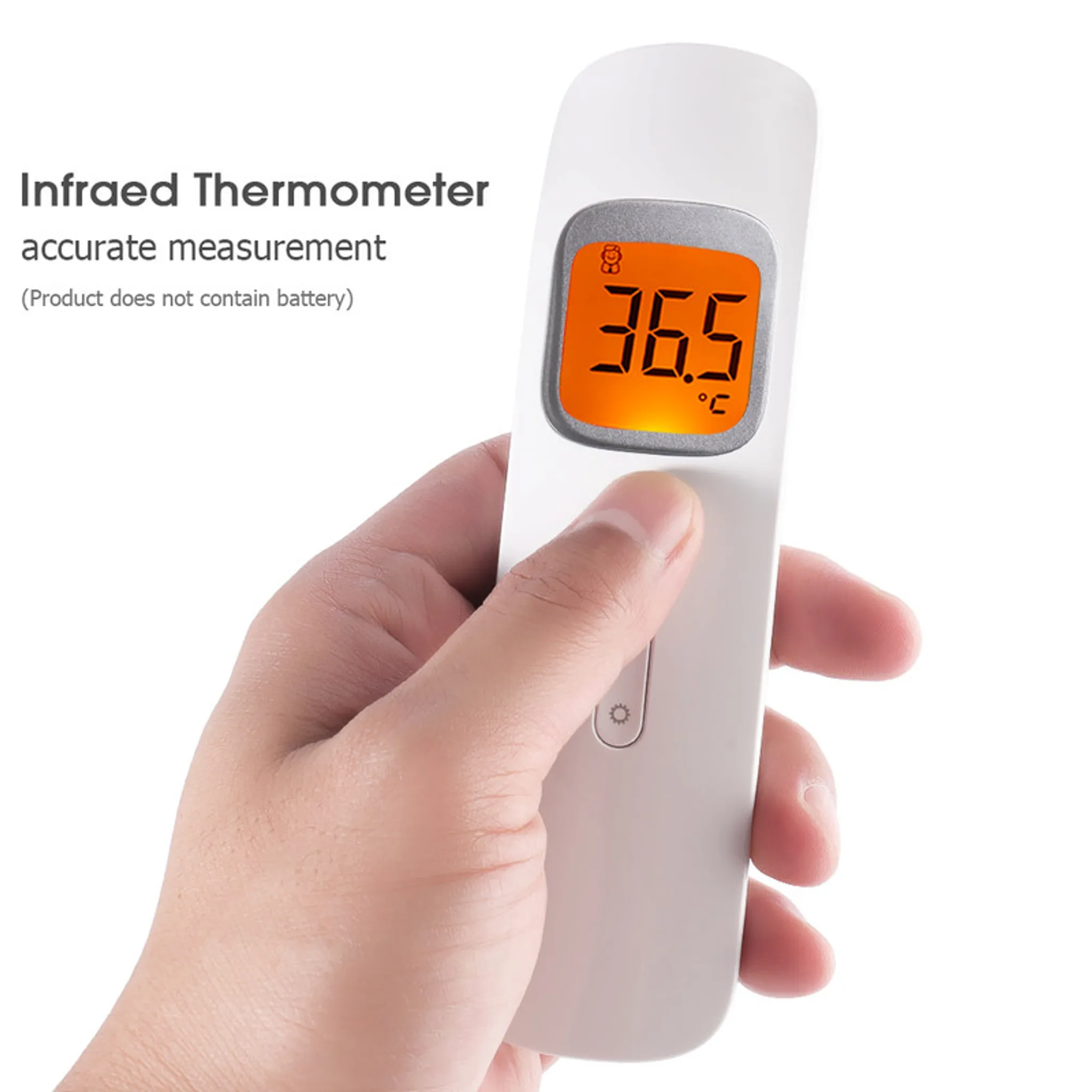 Eine Hand hält ein weißes Infrarot-Thermometer. Das Display zeigt 36,5 Grad Celsius.