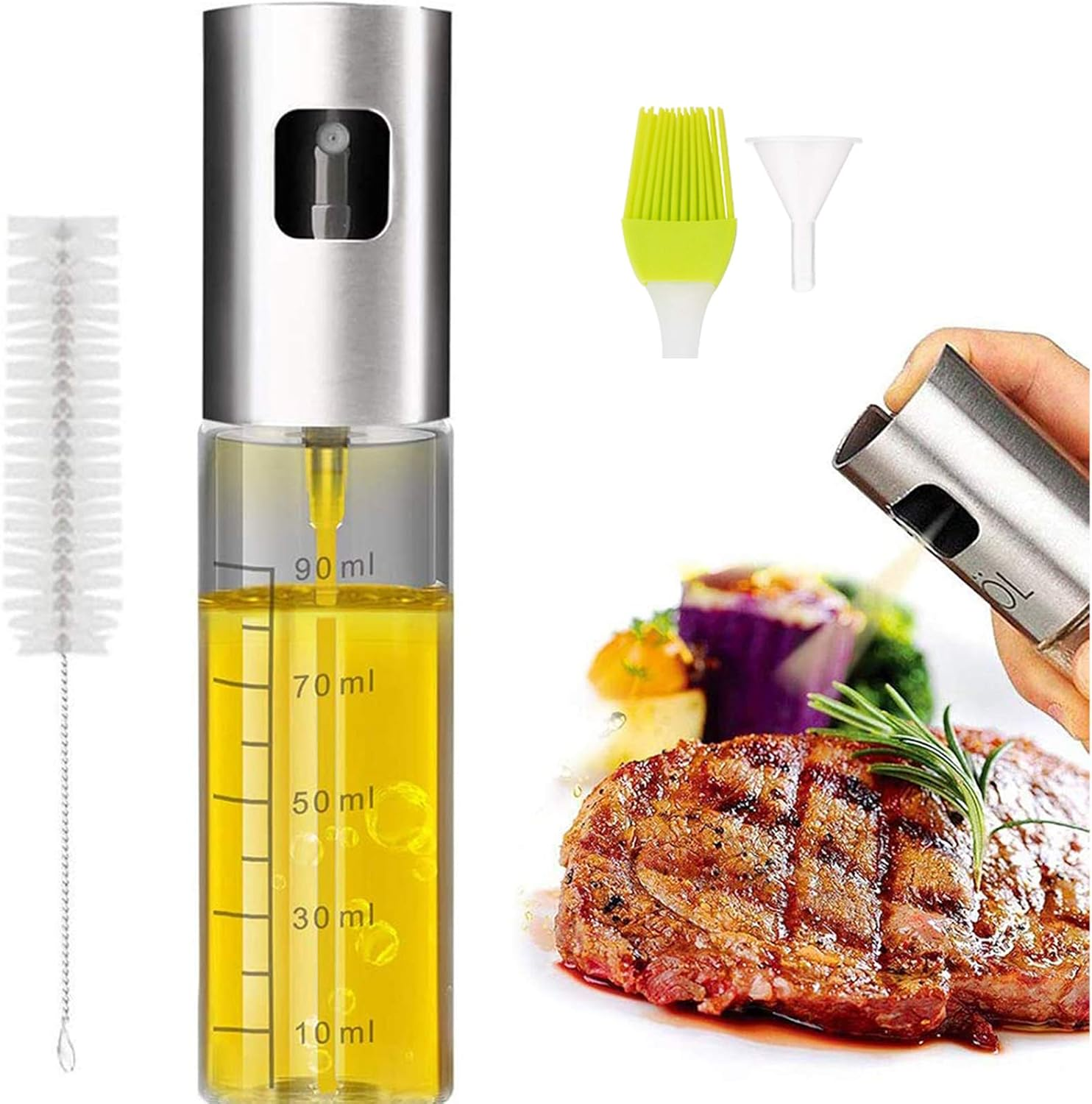 Ein Ölsprüher mit Zubehör, einschließlich Pinsel und Trichter. Eine Hand sprüht Öl auf ein gegrilltes Steak mit Gemüse.