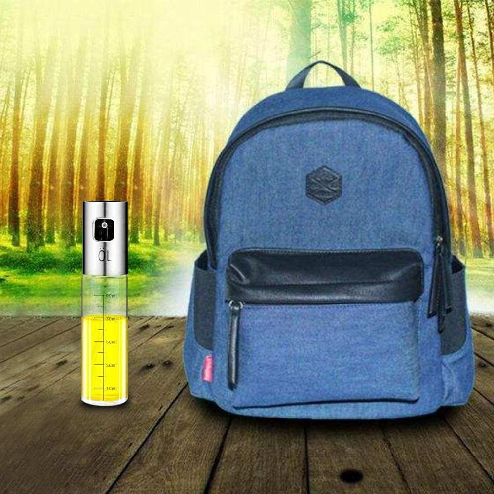 Blauer Rucksack mit Vordertasche und Glassprühöl mit gelber Flüssigkeit. Holzoberfläche, Waldf Hintergrund.