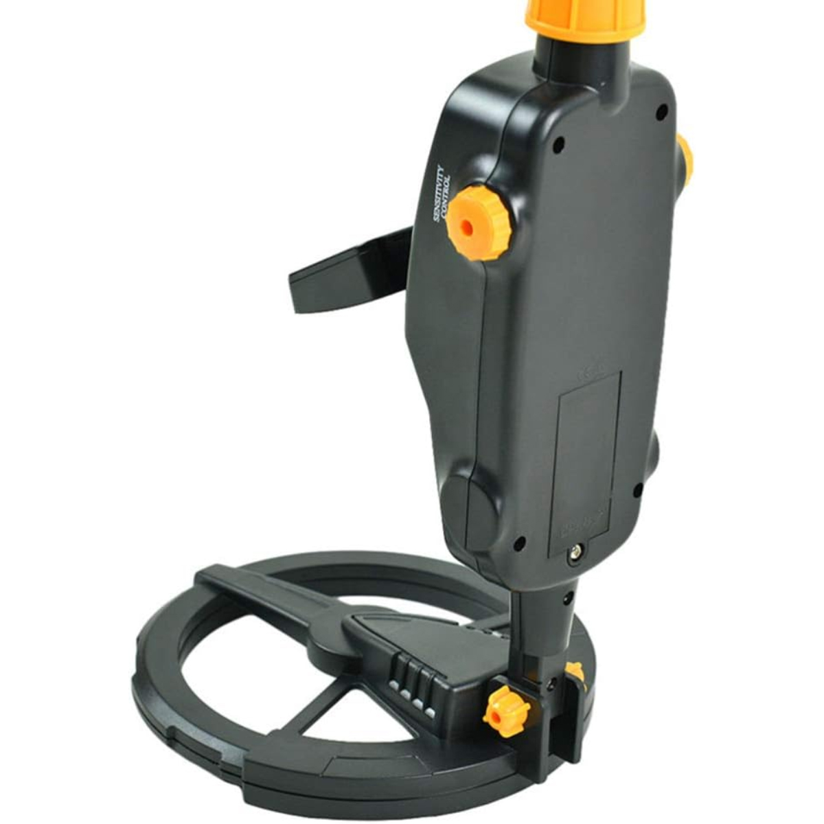Ein Metalldetektor mit schwarzem Gehäuse, orangefarbenen Knöpfen und einer kreisförmigen Suchspule. Das Bedienfeld ist mit 'Sensitivity Control' beschriftet.