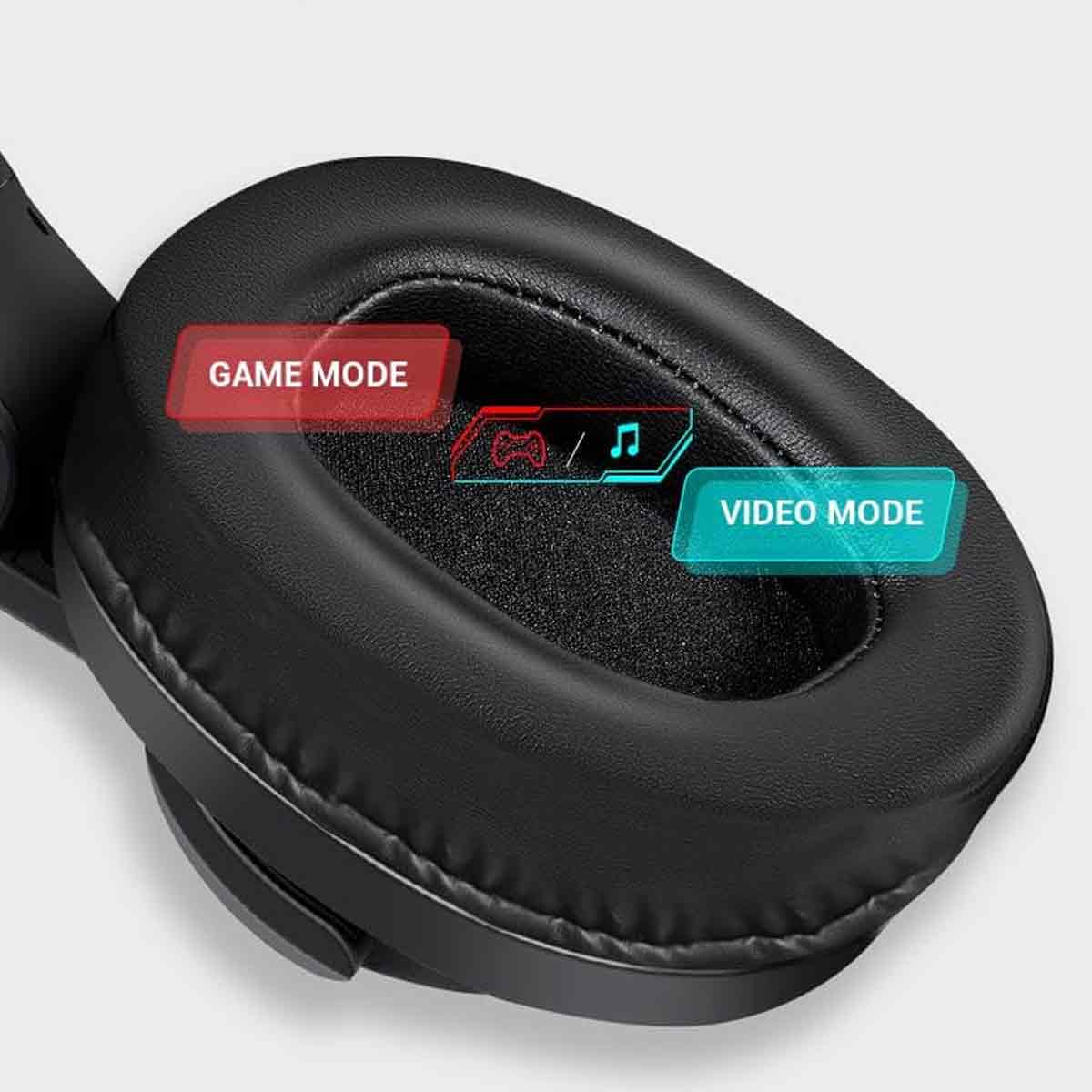Schwarzer Kopfhörer mit weichen Ohrmuscheln. Beschriftungen für Spielmodus und Videomodus, mit Symbolen. Detailansicht der Ohrmuschel.