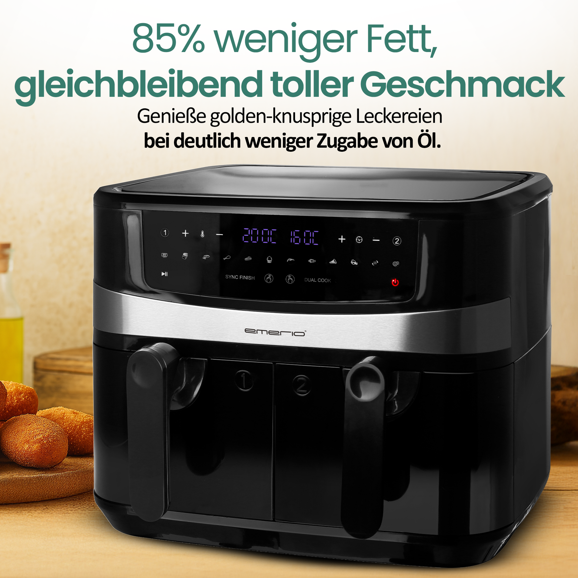 Schwarze Heißluftfritteuse auf Holztisch. Text wirbt für weniger Fett und tollen Geschmack.
