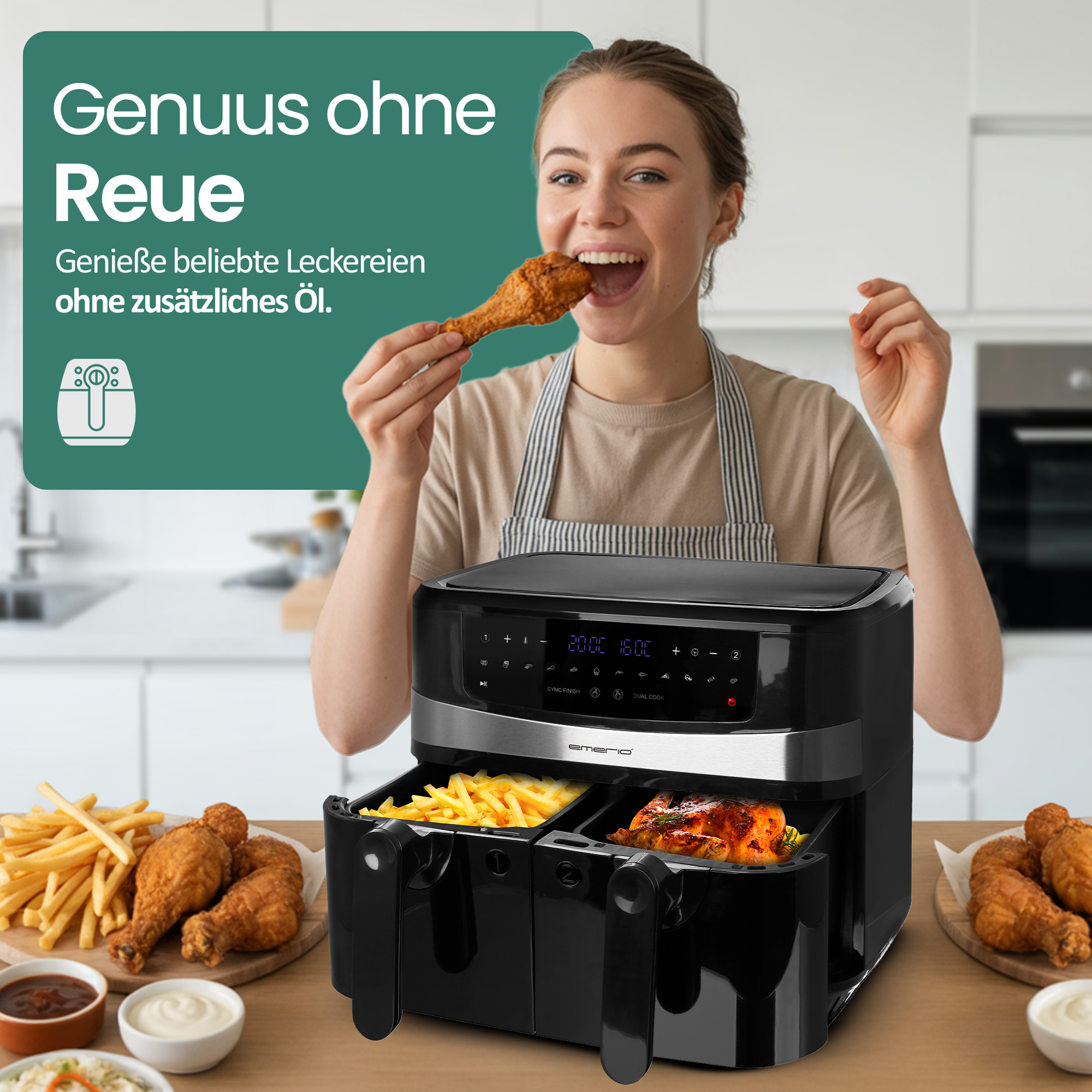 Frau isst Hähnchen, neben einer schwarzen Heißluftfritteuse. Anderes gebratenes Essen steht auf einem Tisch.