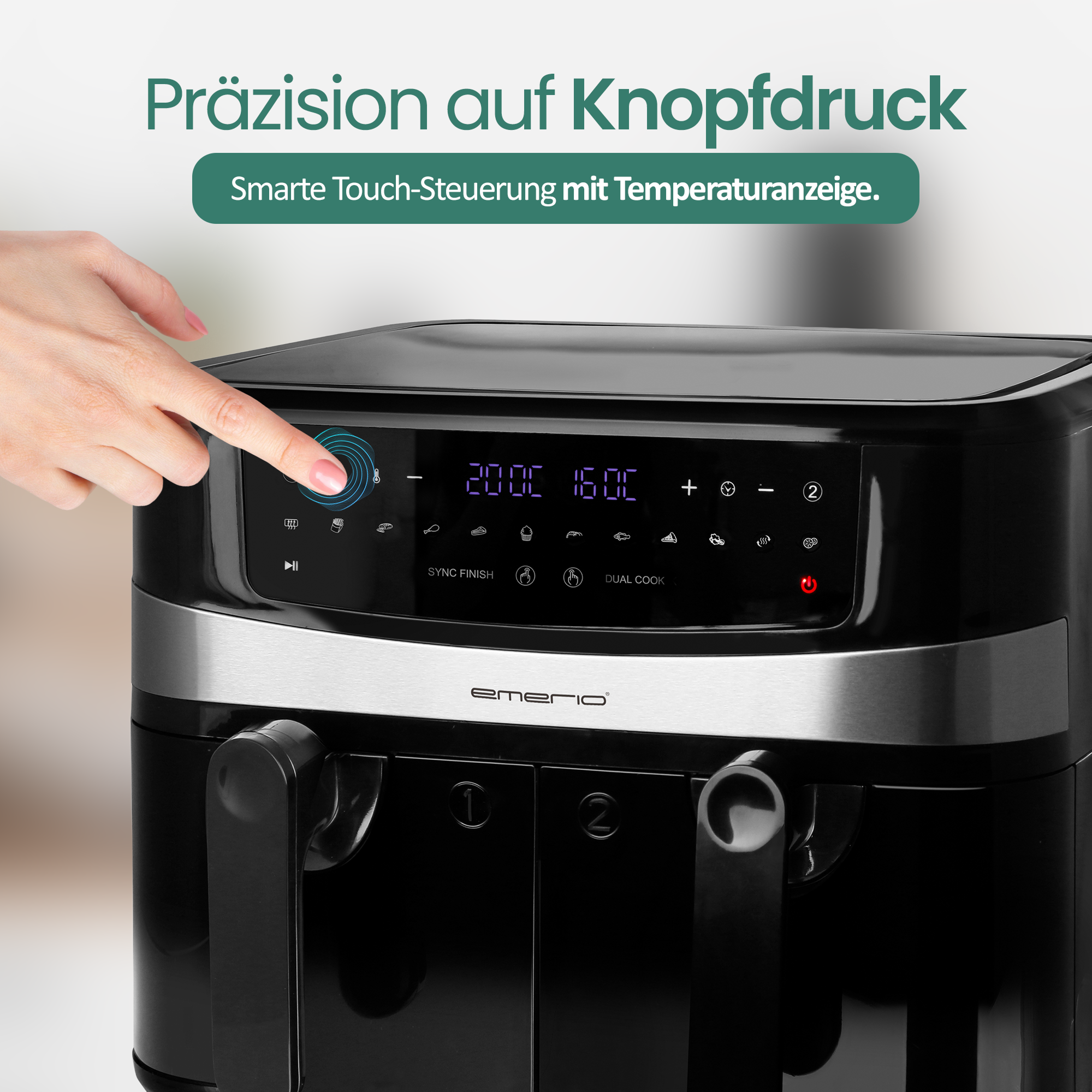 Eine Heißluftfritteuse, eine Hand berührt den Touchscreen. Es hat schwarze und silberne Elemente. Text steht oben.