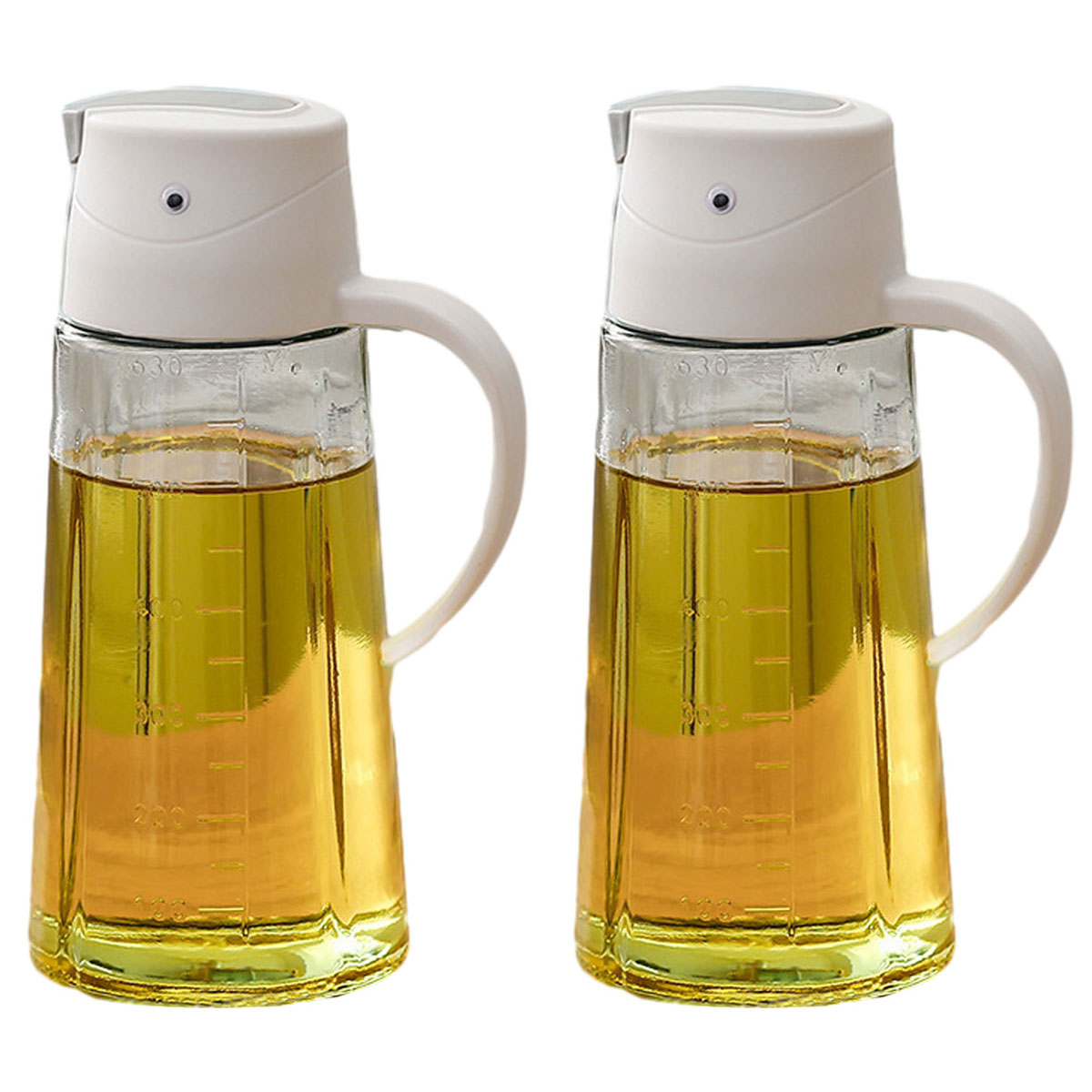 Zwei Ölspender aus klarem Glas mit weißen Deckeln und Griffen sind mit gelbem Öl gefüllt, vor weißem Hintergrund.