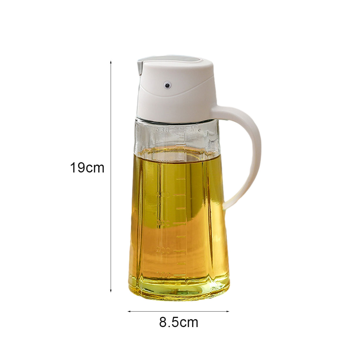 Ein klarer Glas-Ölspender mit weißem Deckel und Griff. Er enthält gelbes Öl und hat Messmarkierungen. Maße: 19cm x 8,5cm.
