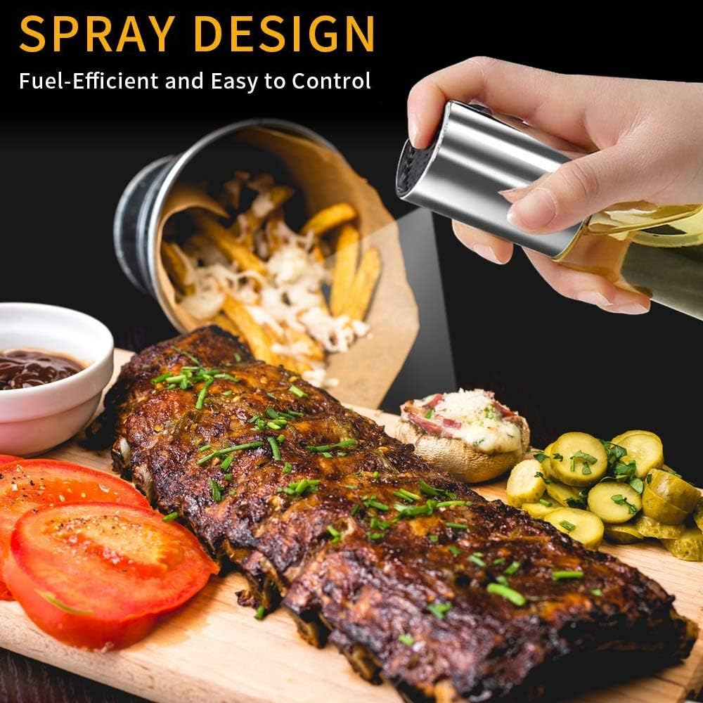 Eine Hand sprüht Öl auf Rippchen, neben Pommes Frites, Tomaten und anderen Speisen. Der Text lautet 'SPRAY DESIGN'.