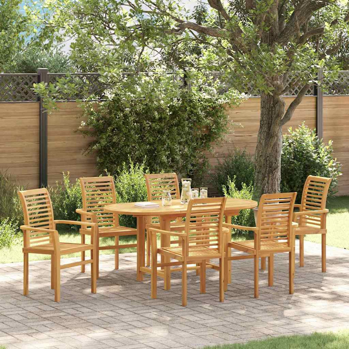Un juego de comedor de madera para exteriores con seis sillas y una mesa redonda está sobre un patio de ladrillos. Un árbol y una valla están al fondo.