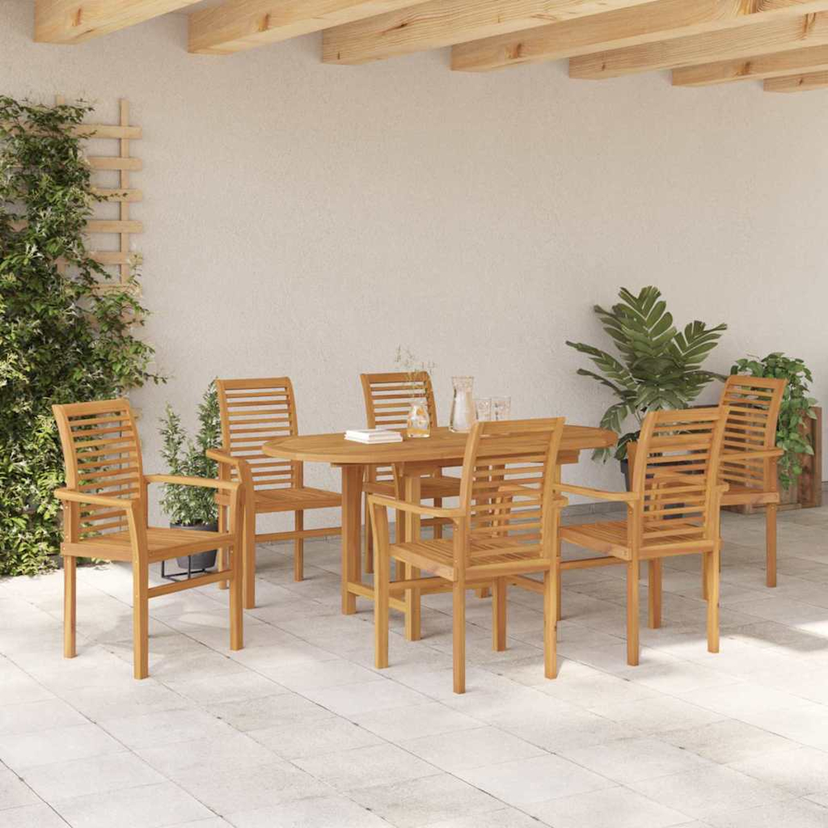 Un juego de patio de madera incluye una mesa y sillas. Se ven plantas y un enrejado. El entorno es brillante y al aire libre.