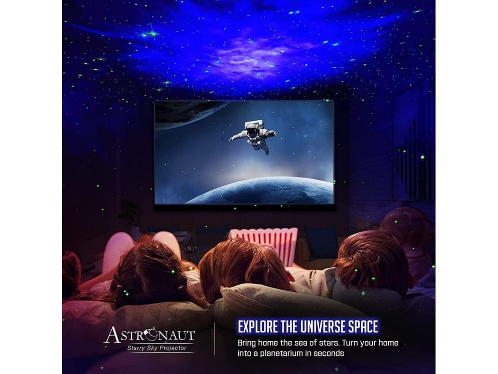 Menschen sehen sich eine Weltraumszene an, die auf eine Leinwand projiziert wird, mit Sternenhimmel-Effekt. Ein Astronaut schwebt über einem Planeten.