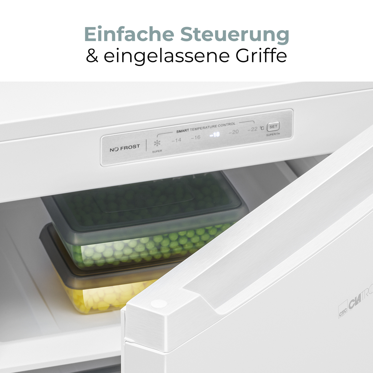 Offener Gefrierschrank mit zwei Lebensmittelbehältern, einer mit Erbsen. Gefrierfach-Bedienfeld sichtbar. Weißes Innen und Tür.