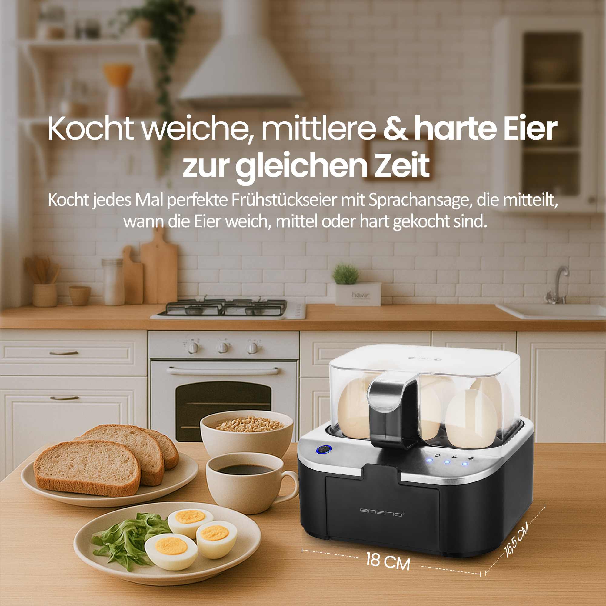 Eierkocher mit Eiern, Brot, Kaffee und Eiern auf einem Tisch. Küche im Hintergrund.