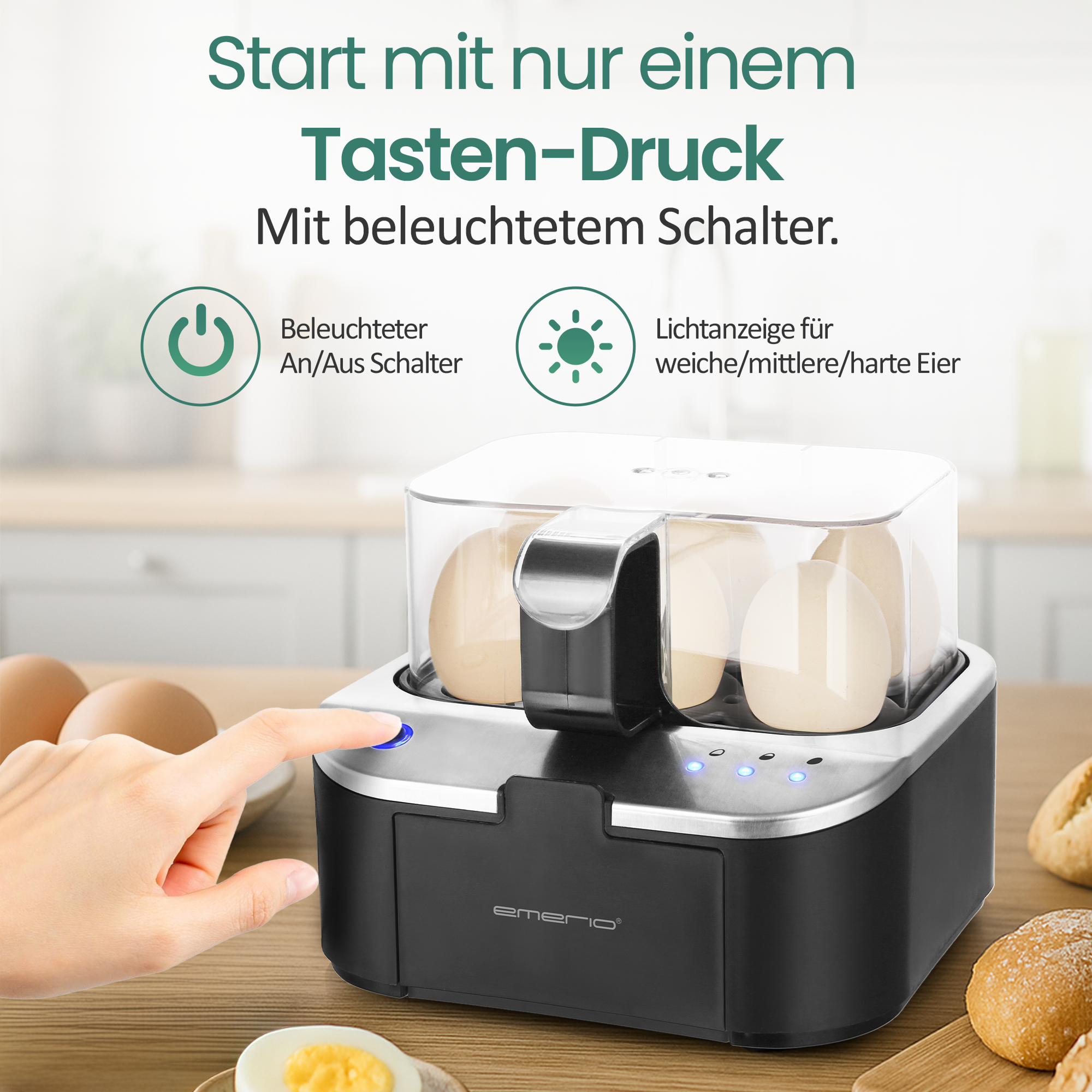 Ein Eierkocher mit Eiern darin, eine Hand, die den Einschalter drückt, Text auf Deutsch. Eier sind sichtbar.