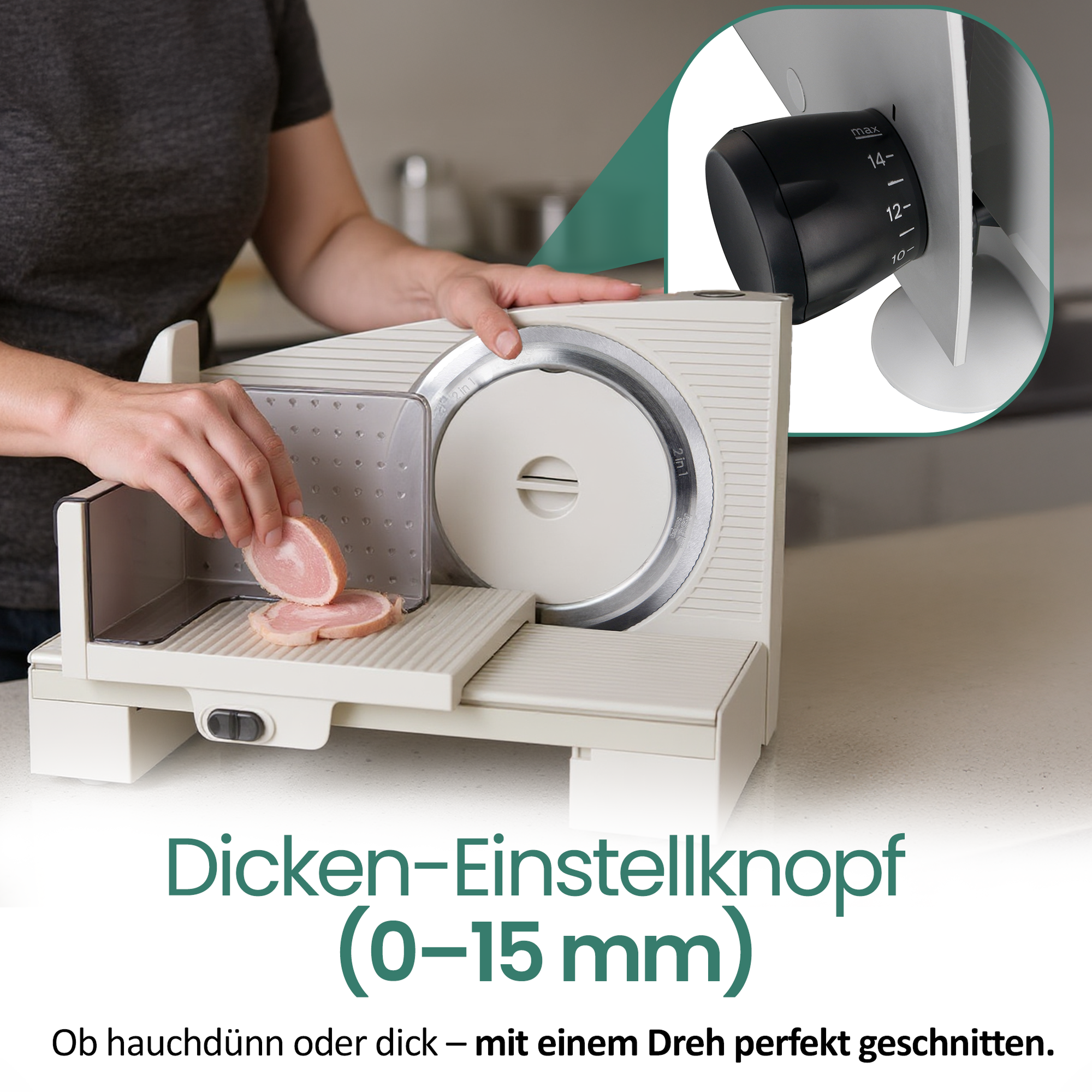 Eine Person schneidet Schinken mit einem weißen Schneider. Der Schneider hat einen schwarzen Knopf zur Dickenanpassung.