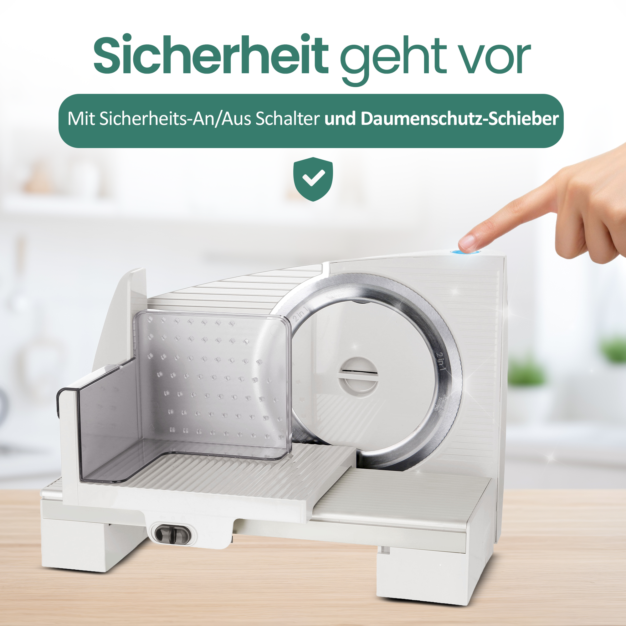 Ein weißer Allesschneider. Ein Finger drückt auf eine blaue Taste. Text darüber lautet 'Sicherheit geht vor'.