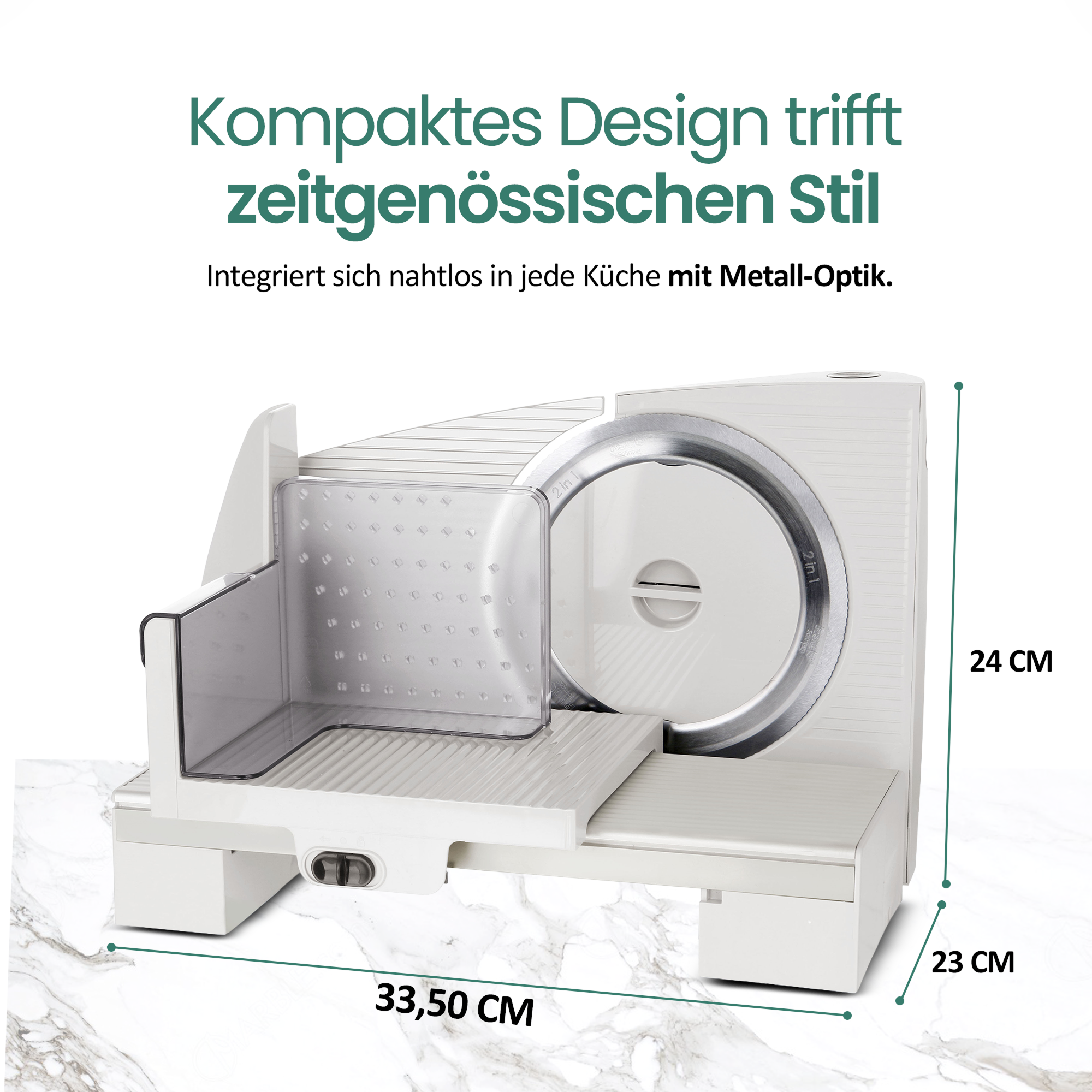 Ein weißer und silberner Aufschnittmaschine steht auf einer Marmoroberfläche. Abmessungen: 33,50 cm, 24 cm und 23 cm.