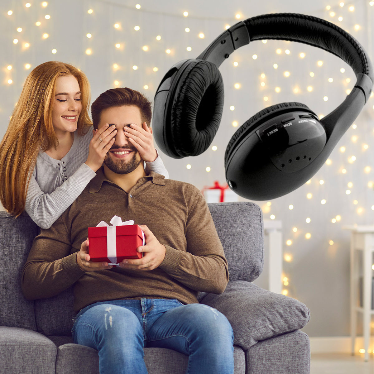 Frau überrascht Mann mit Geschenk. Er hält eine rote Box. Schwarze Kopfhörer schweben. Lichter im Hintergrund.