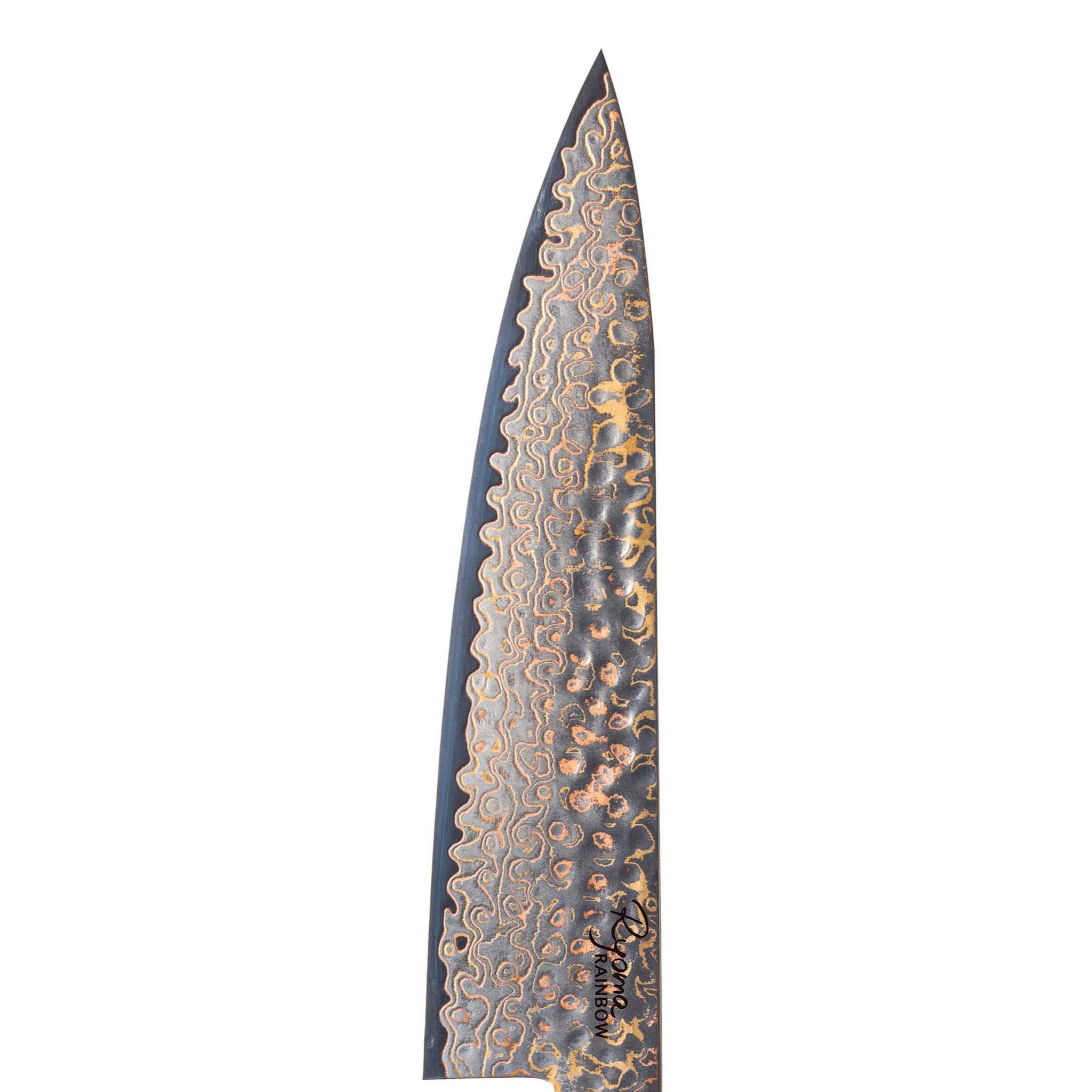 Nahaufnahme einer Messer-Klinge mit gemustertem Metall. Die Klinge ist dunkel mit goldenen Wirbeln. Das Wort 'Rainbow' ist sichtbar.